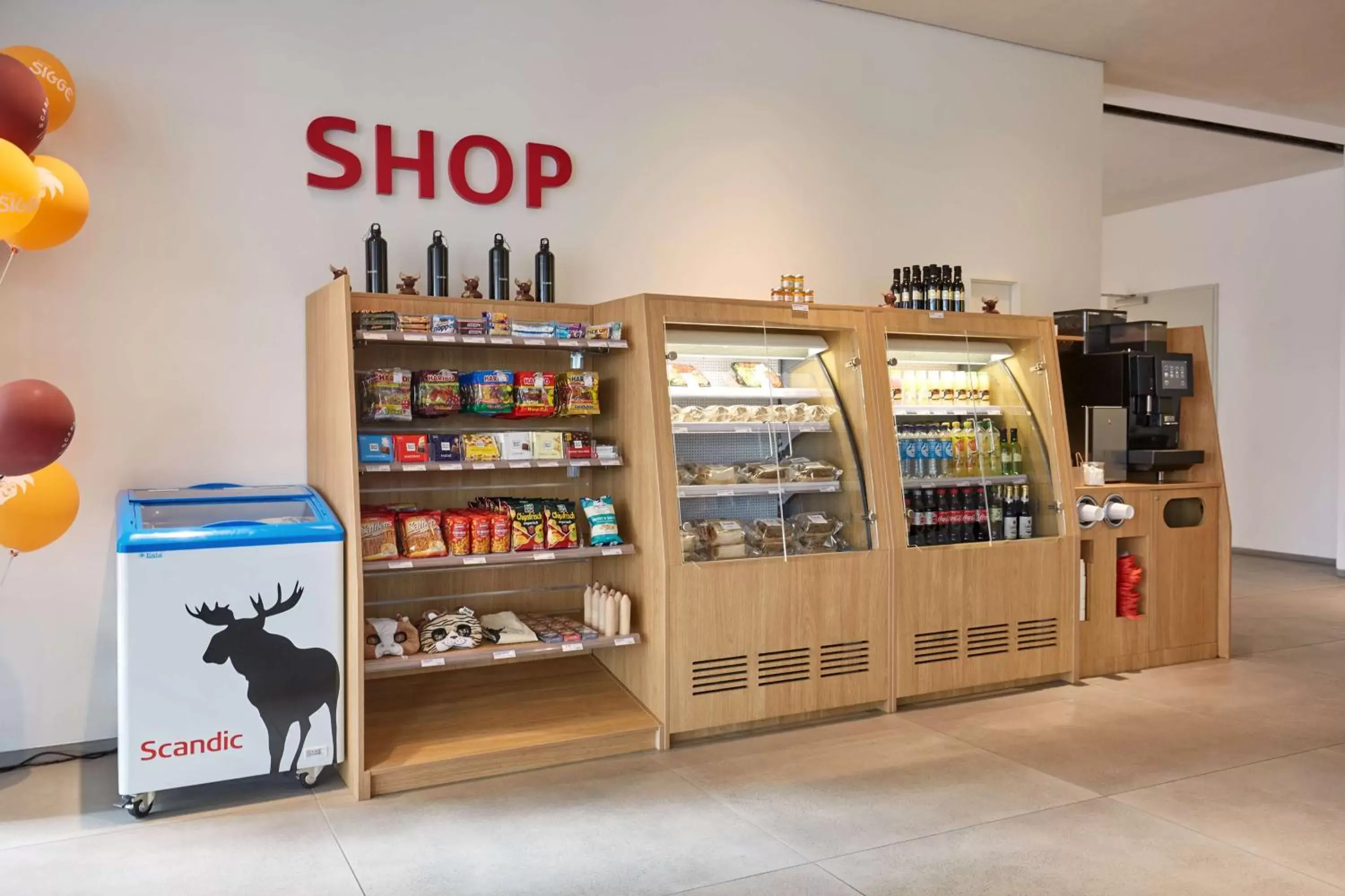 Lobby or reception, Supermarket/Shops in Scandic Frankfurt Museumsufer