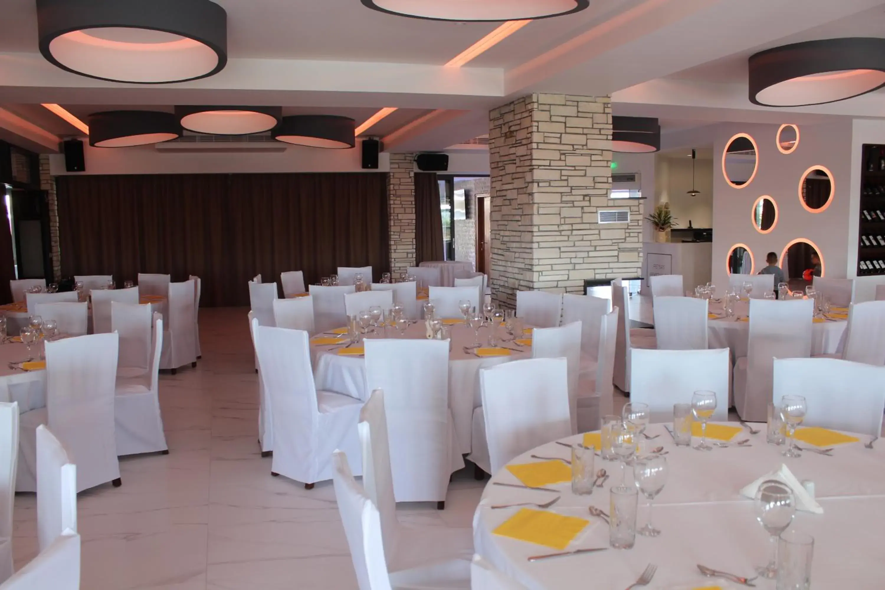 Restaurant/places to eat, Banquet Facilities in Petsas Apartments