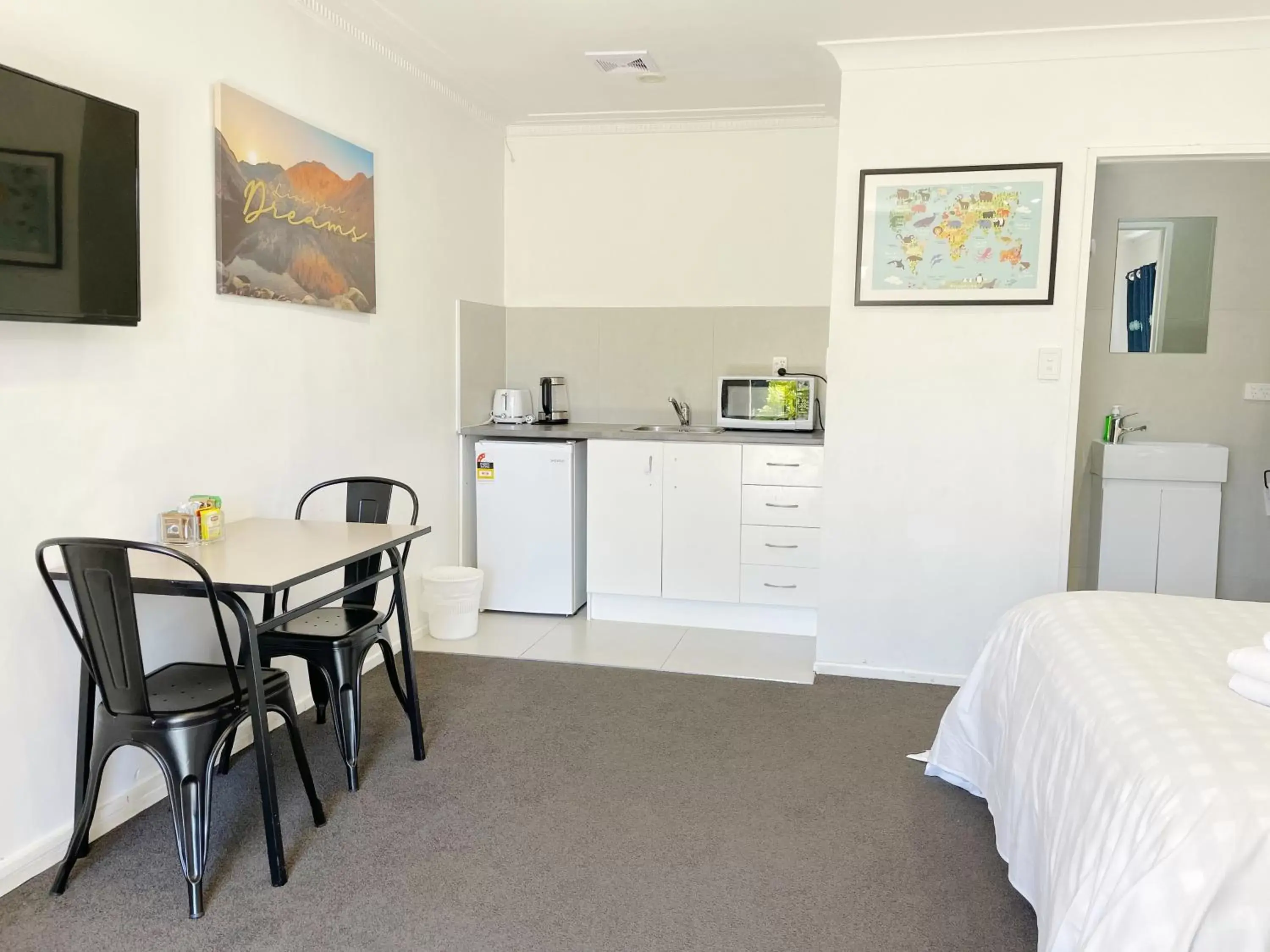 Bed, Kitchen/Kitchenette in Pupuke Manor Motel