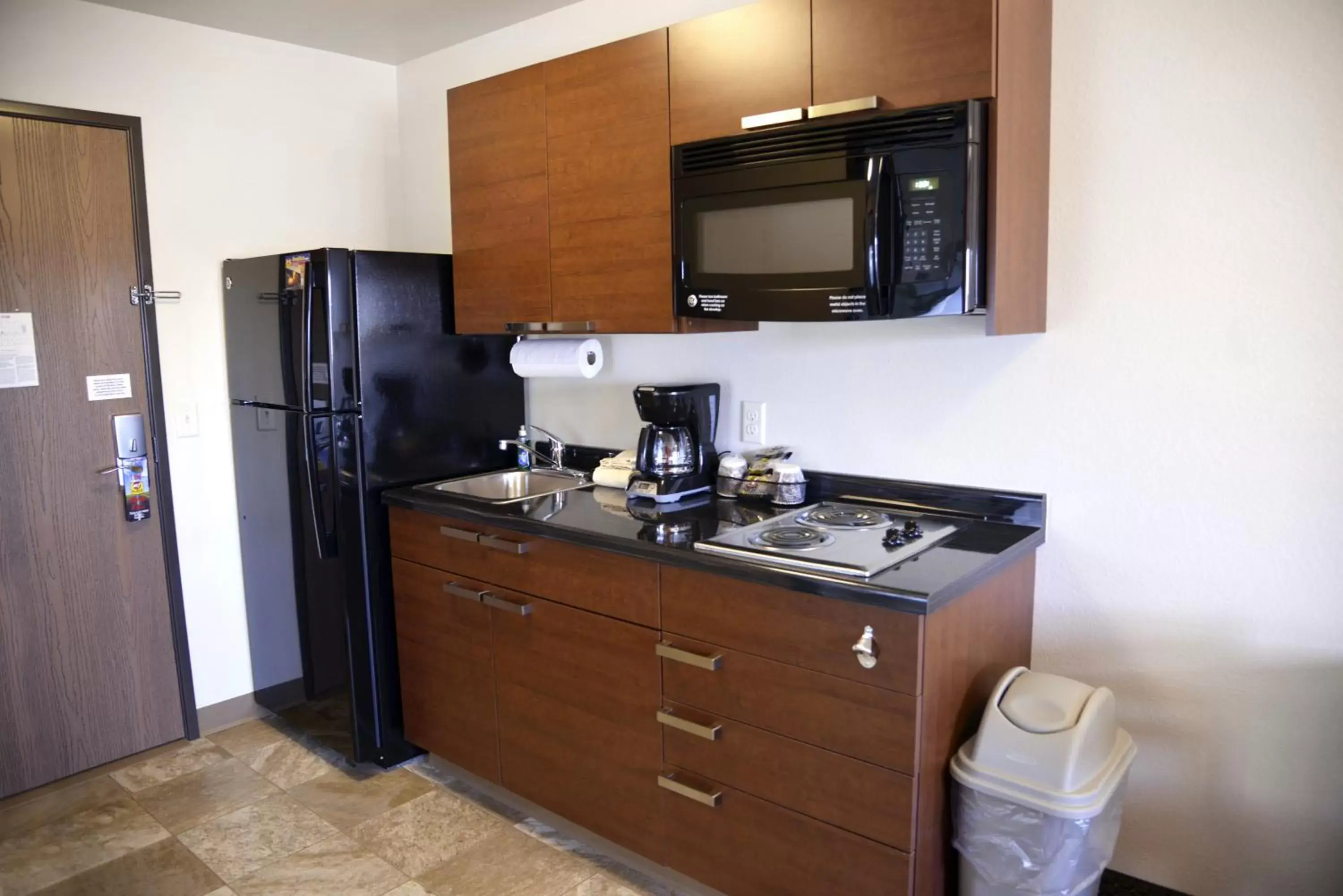 Living room, Kitchen/Kitchenette in My Place Hotel-Bend, OR