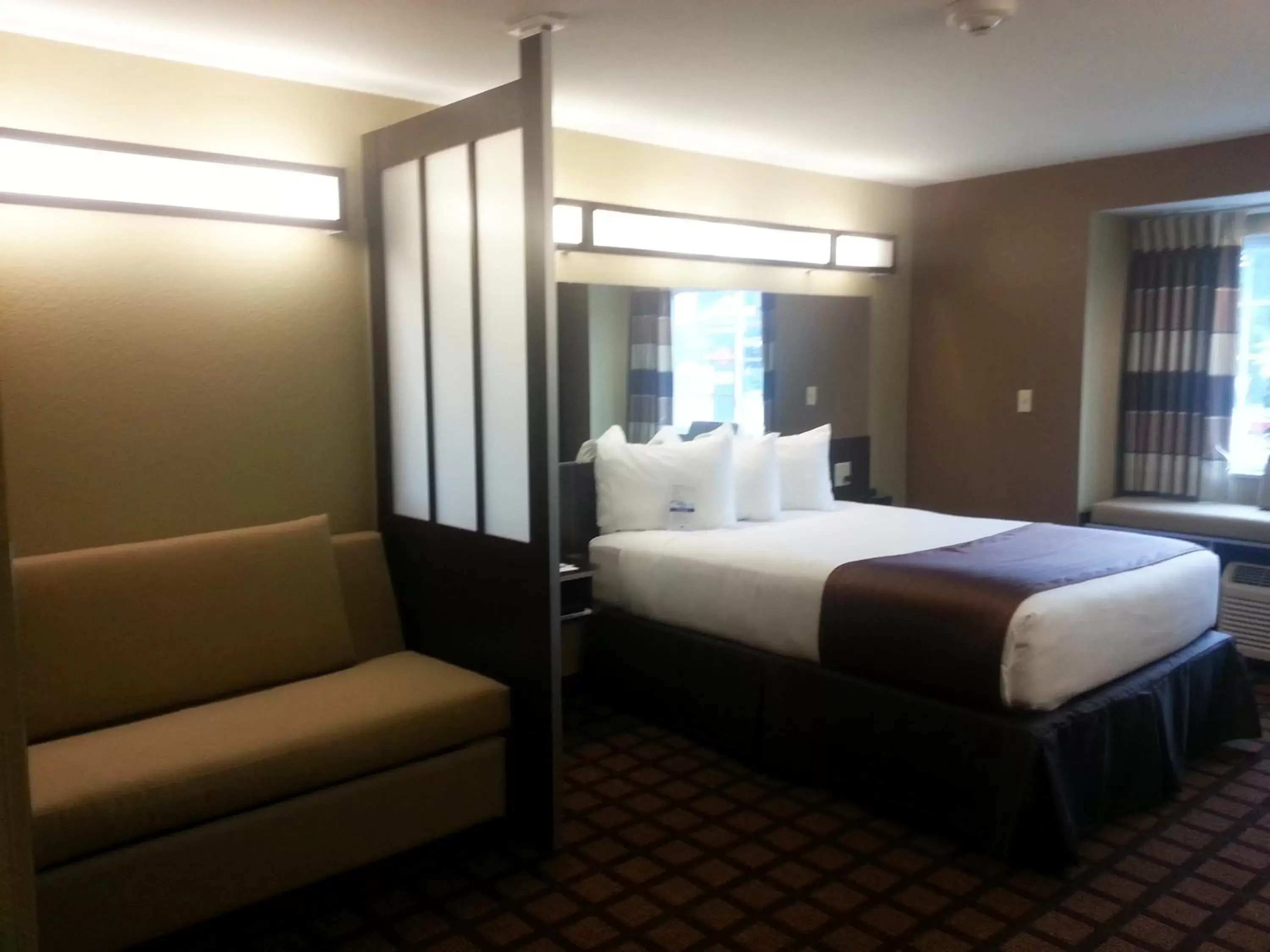 Seating area, Bed in Microtel Inn and Suites Carrollton