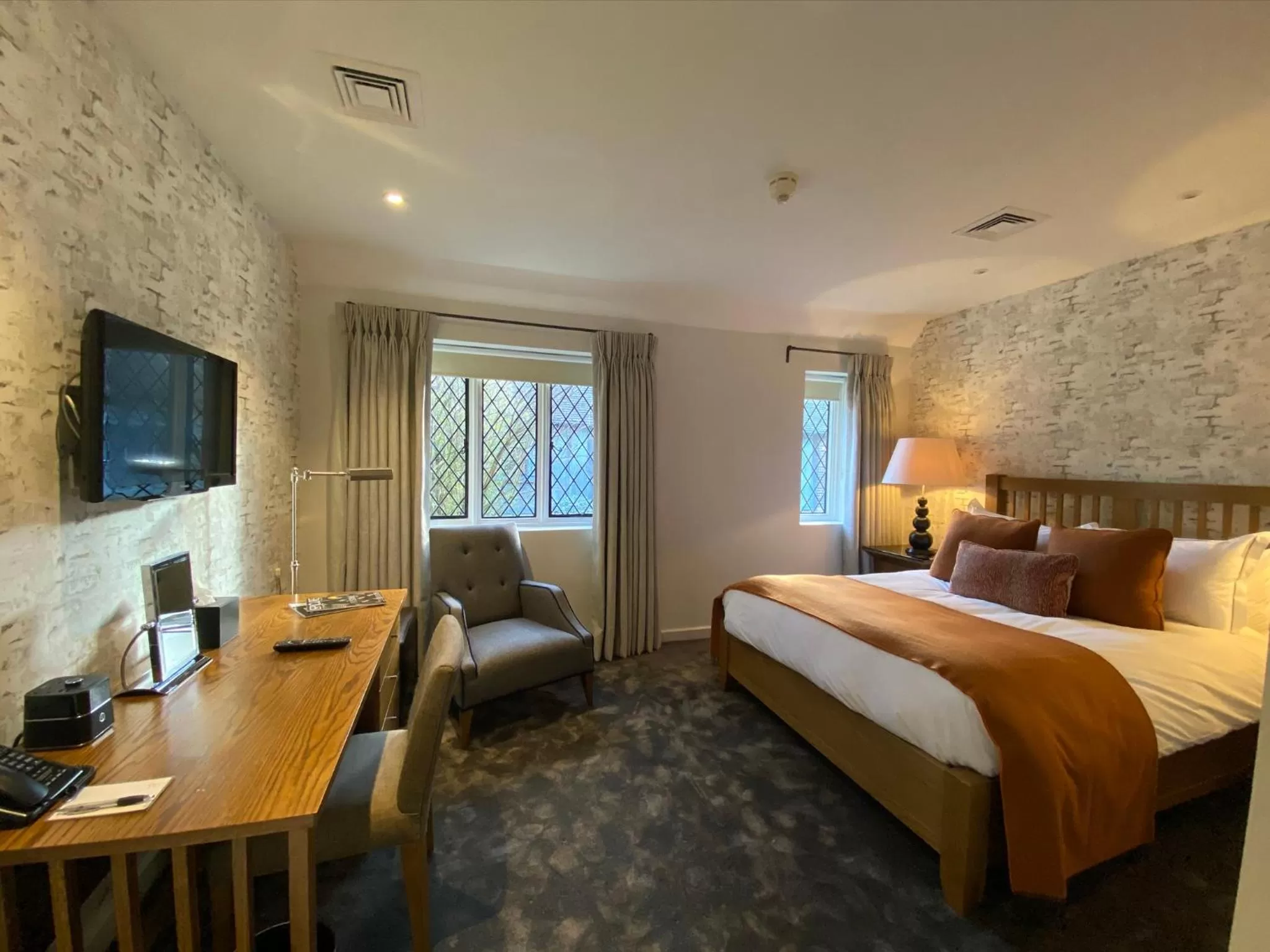 Photo of the whole room, Bed in Great Fosters - Near Windsor