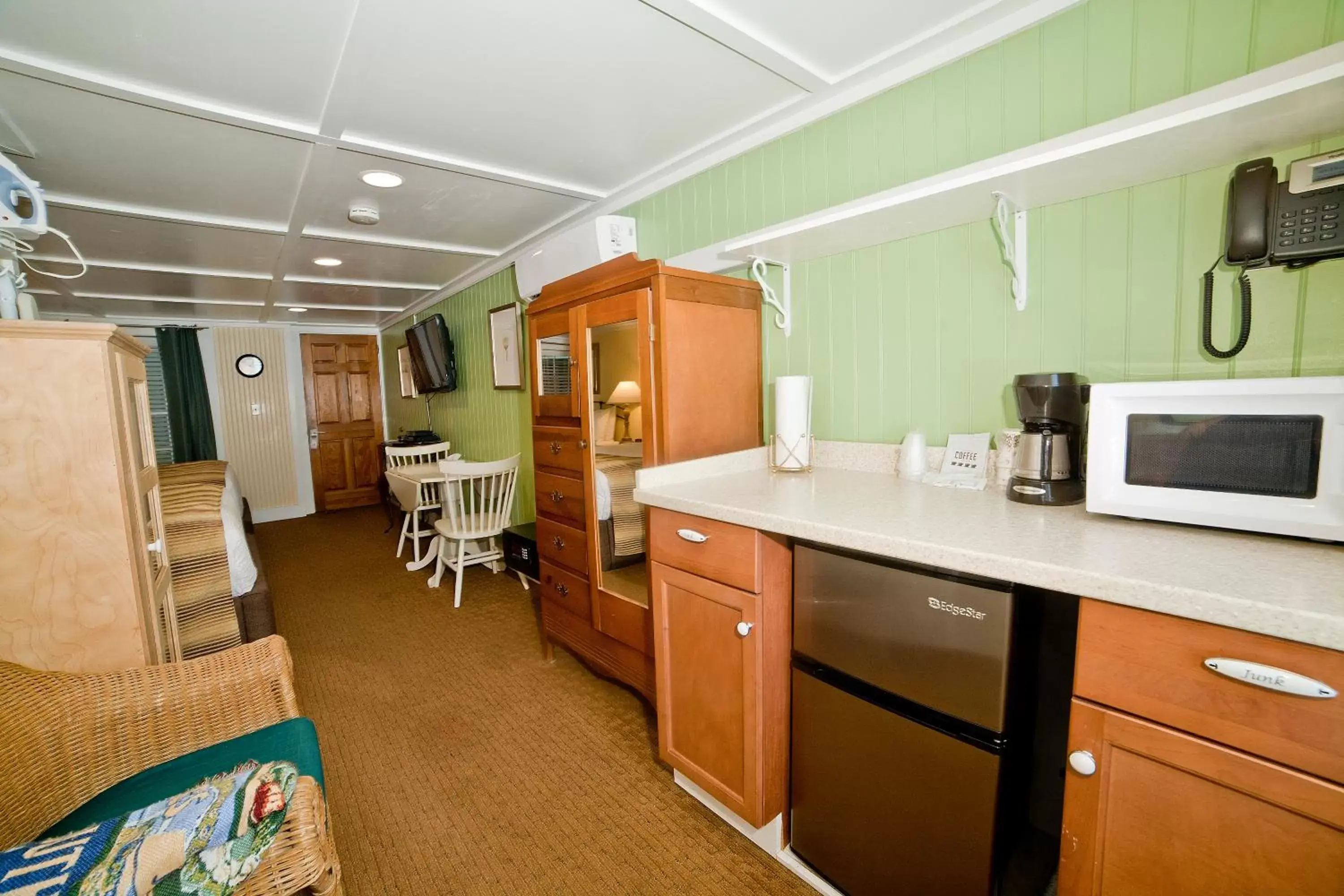 Kitchen/Kitchenette in Georgianne Inn & Suites check in 212 Bulter Ave