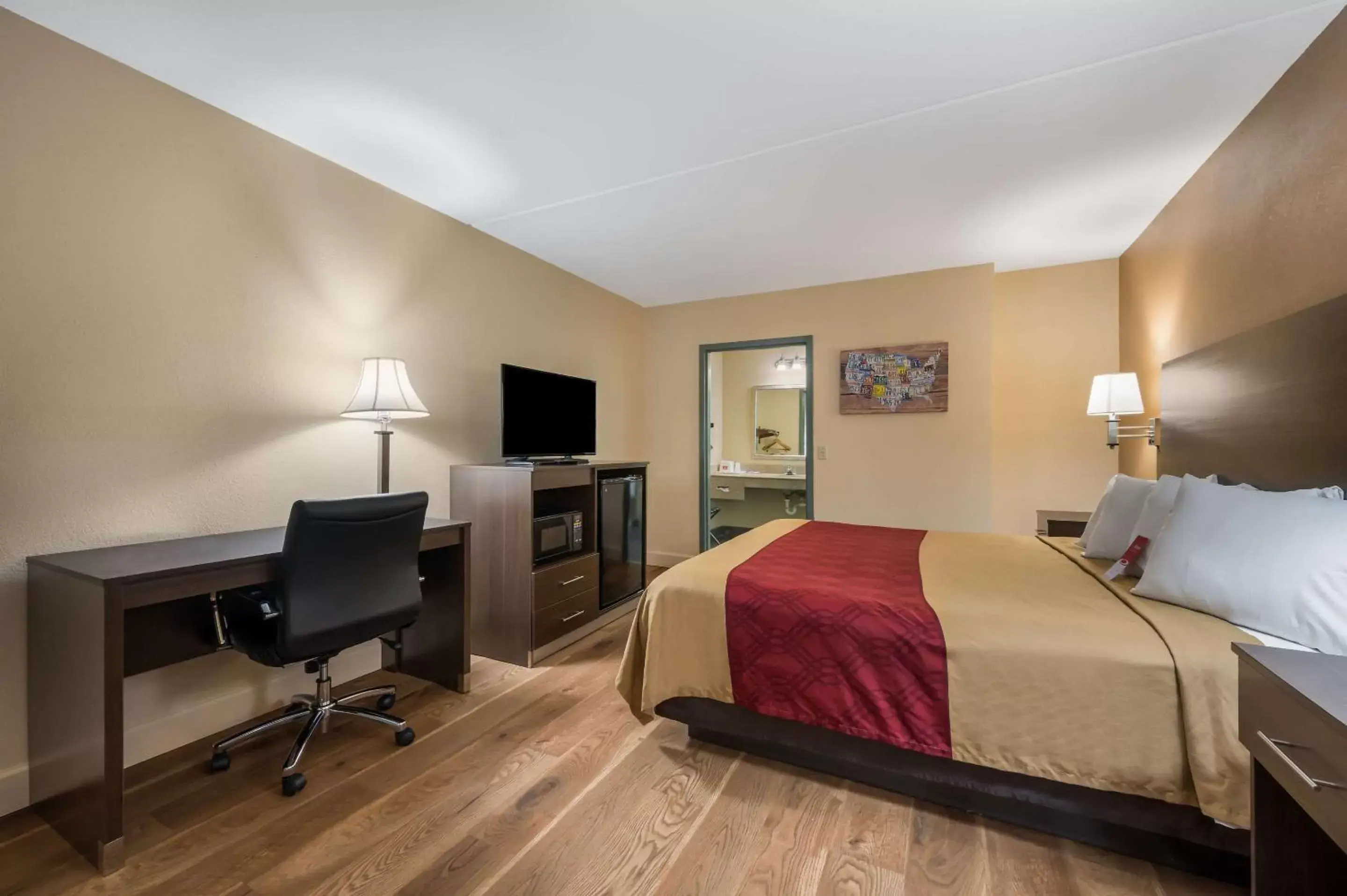 Photo of the whole room, TV/Entertainment Center in Econo Lodge Cullman