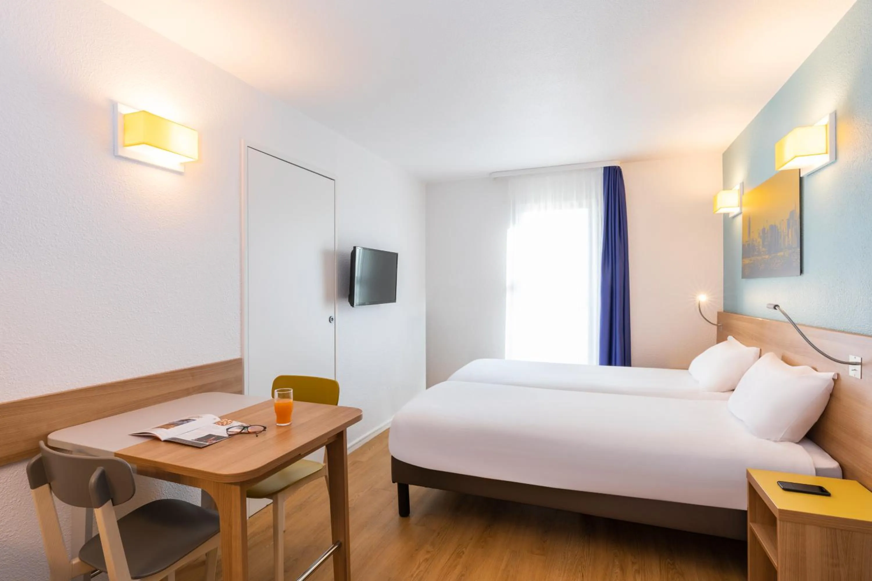 Living room, Bed in Aparthotel Adagio Access La Défense - Place Charras