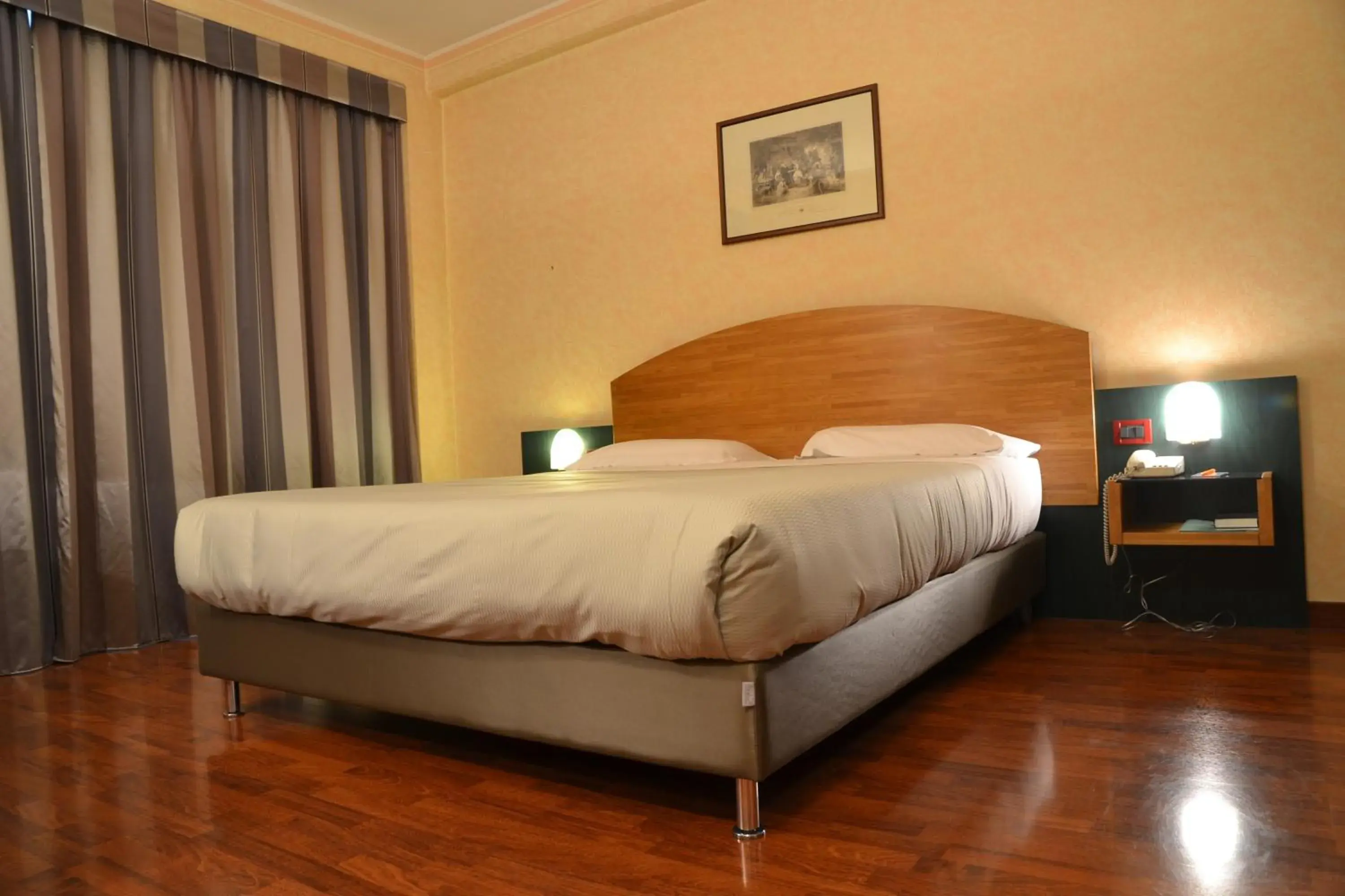 Bedroom, Bed in Sun Hotel