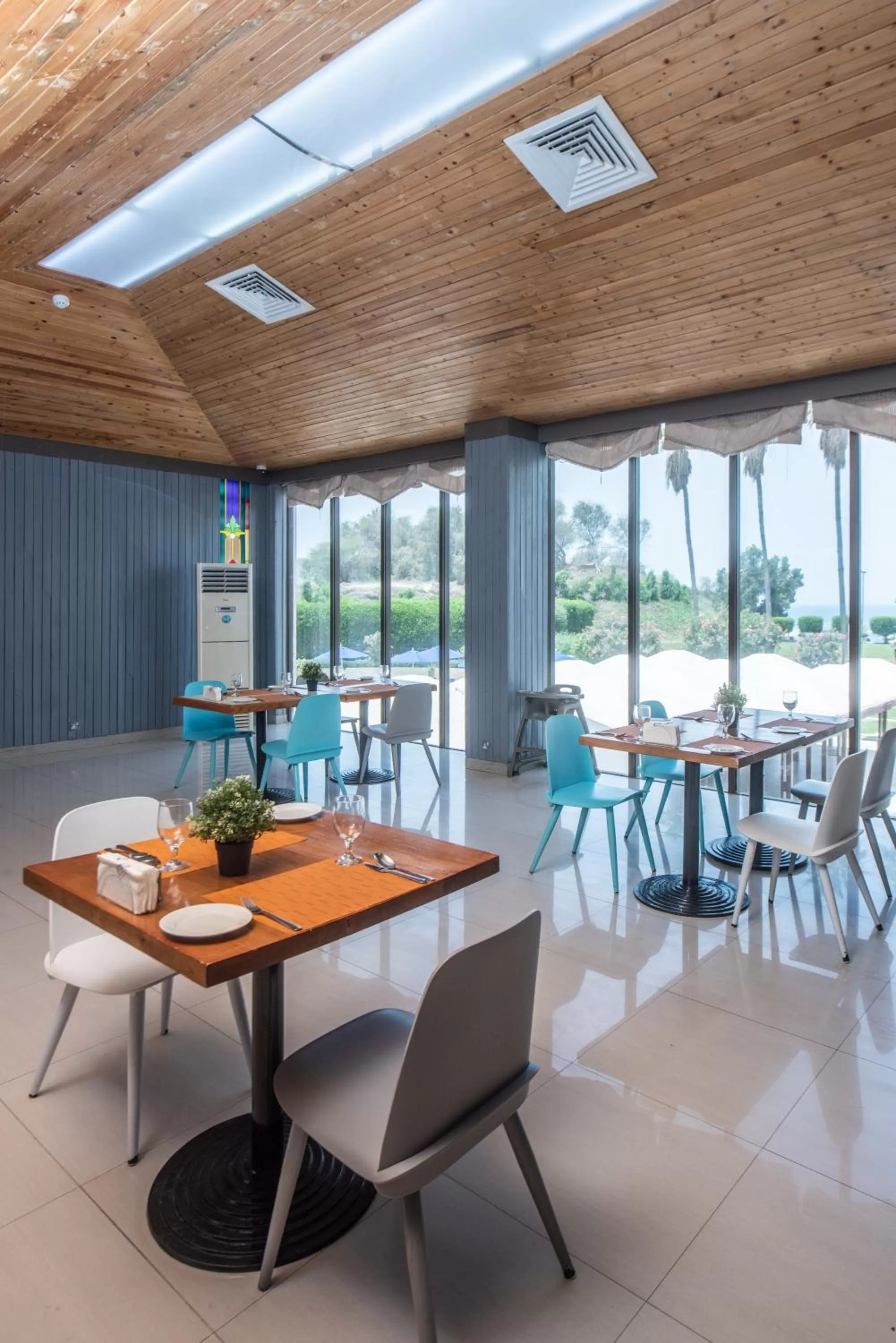 Restaurant/places to eat in BM Beach Hotel