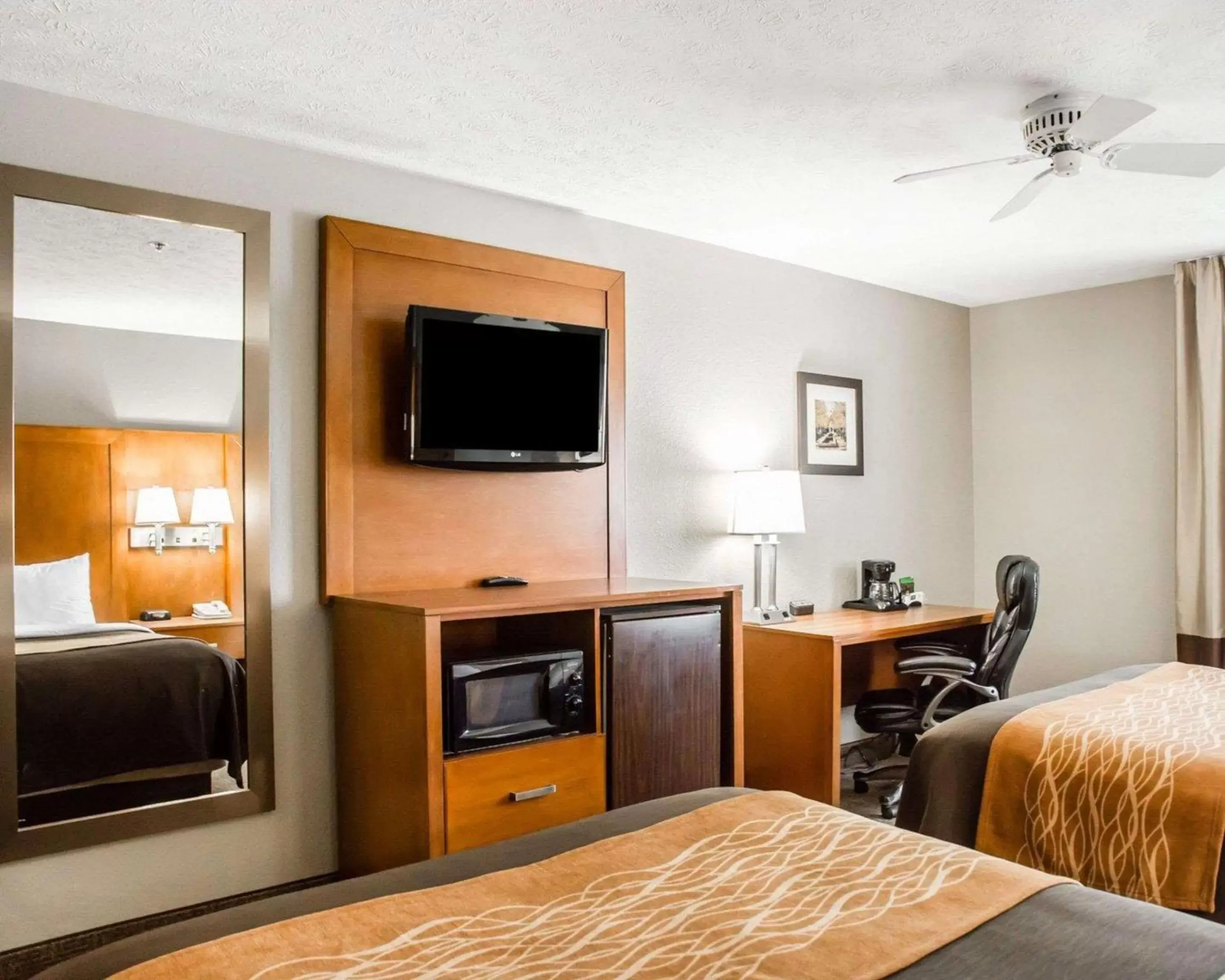 Photo of the whole room, TV/Entertainment Center in Comfort Inn Bellefontaine