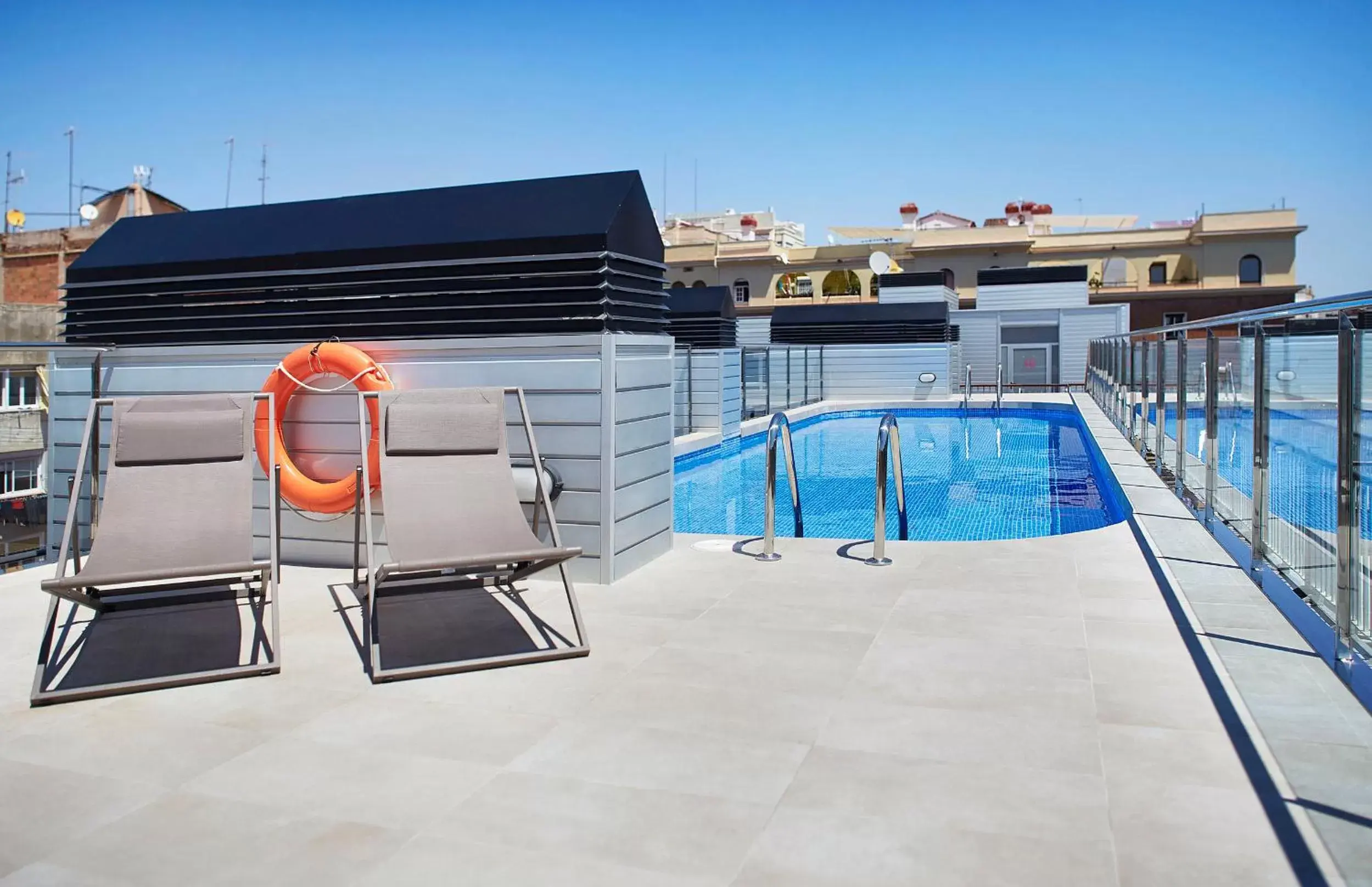 Solarium, Swimming Pool in Aparthotel Bcn Montjuic