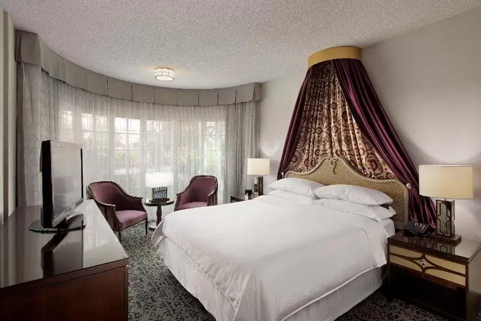 Bedroom, Bed in Anaheim Majestic Garden Hotel