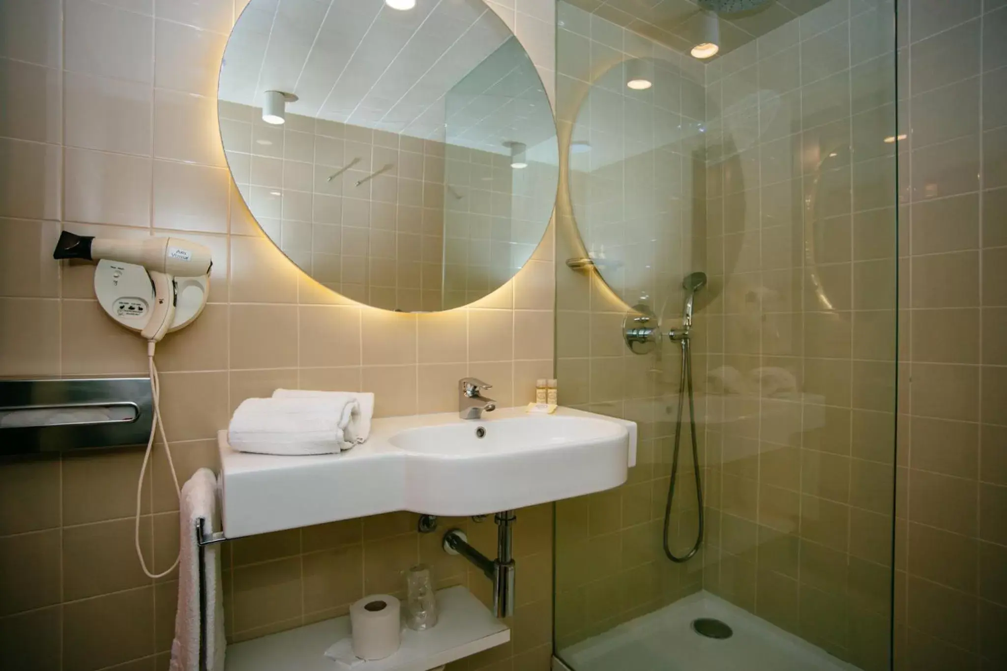 Shower, Bathroom in Axis Vermar Conference & Beach Hotel