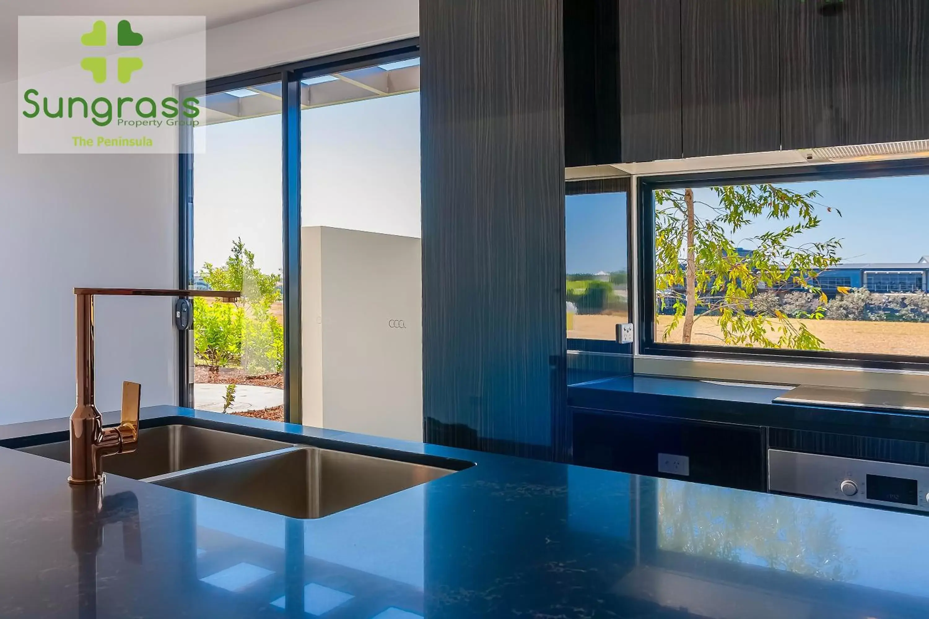 Kitchen or kitchenette, TV/Entertainment Center in The Residences at The Peninsula