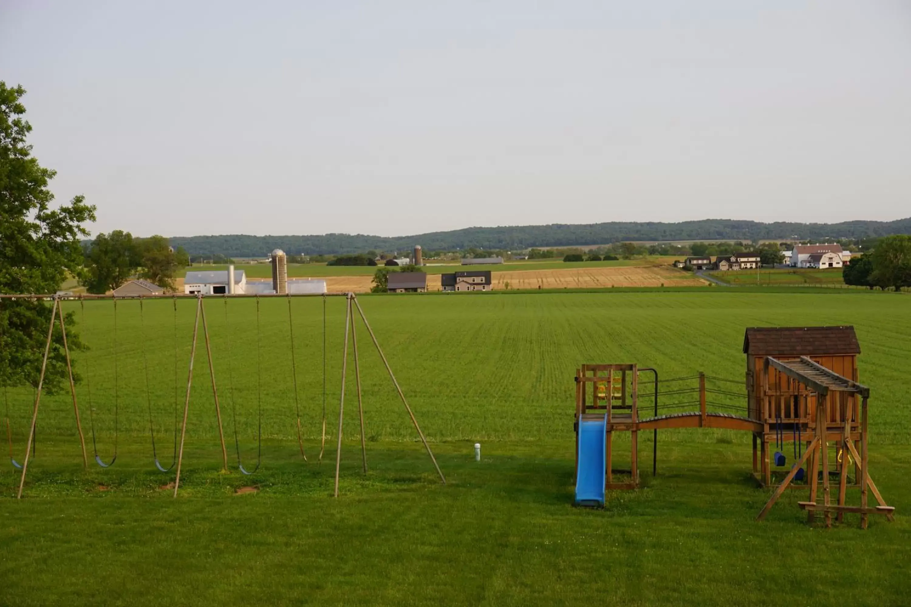 Children play ground in Harvest Drive Family Inn - Renovated Rooms