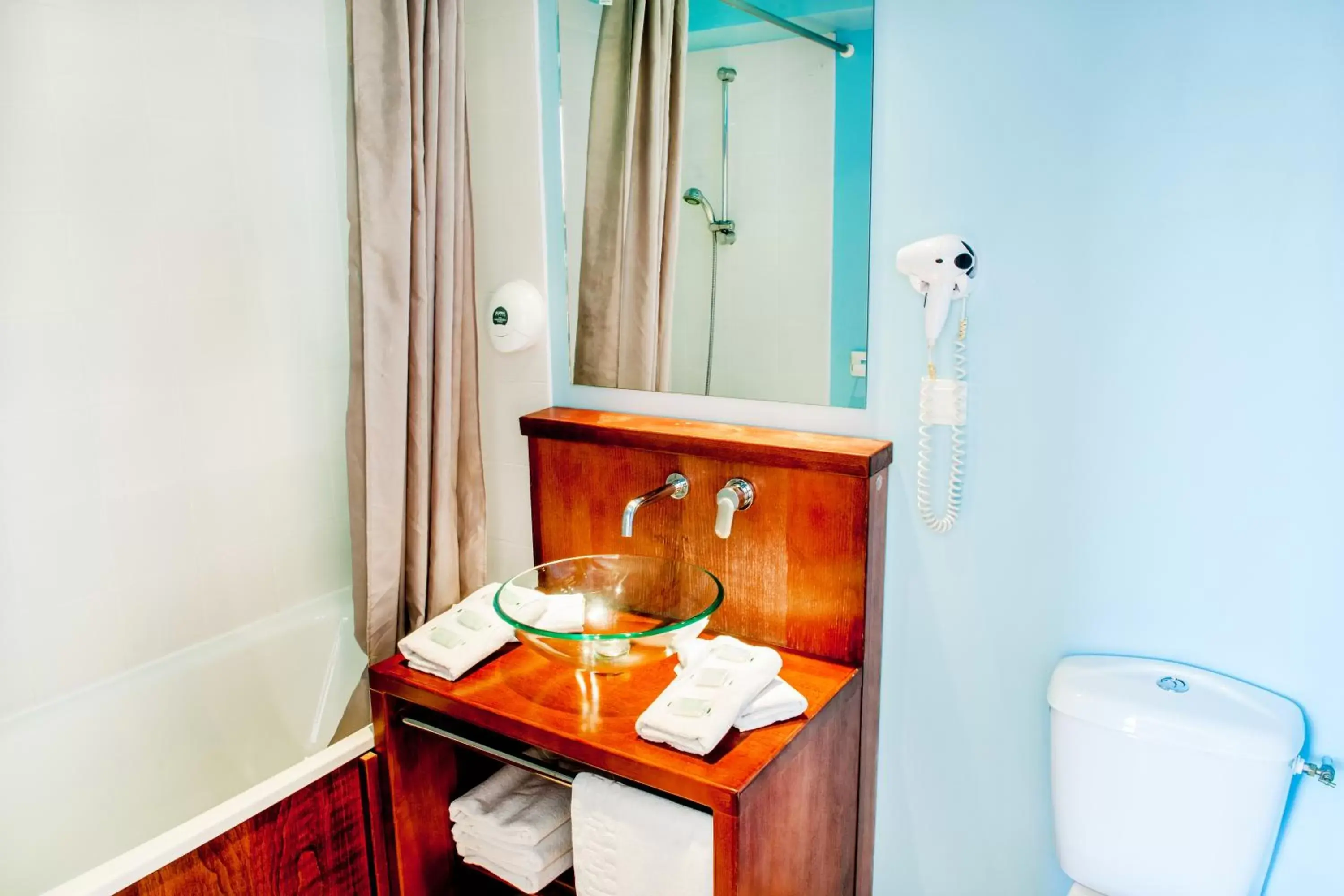 Bathroom in Zenitude Hôtel-Résidences Les Jardins de Lourdes Bathroom in Zenitude Hôtel-Résidences Les Jardins de Lourdes