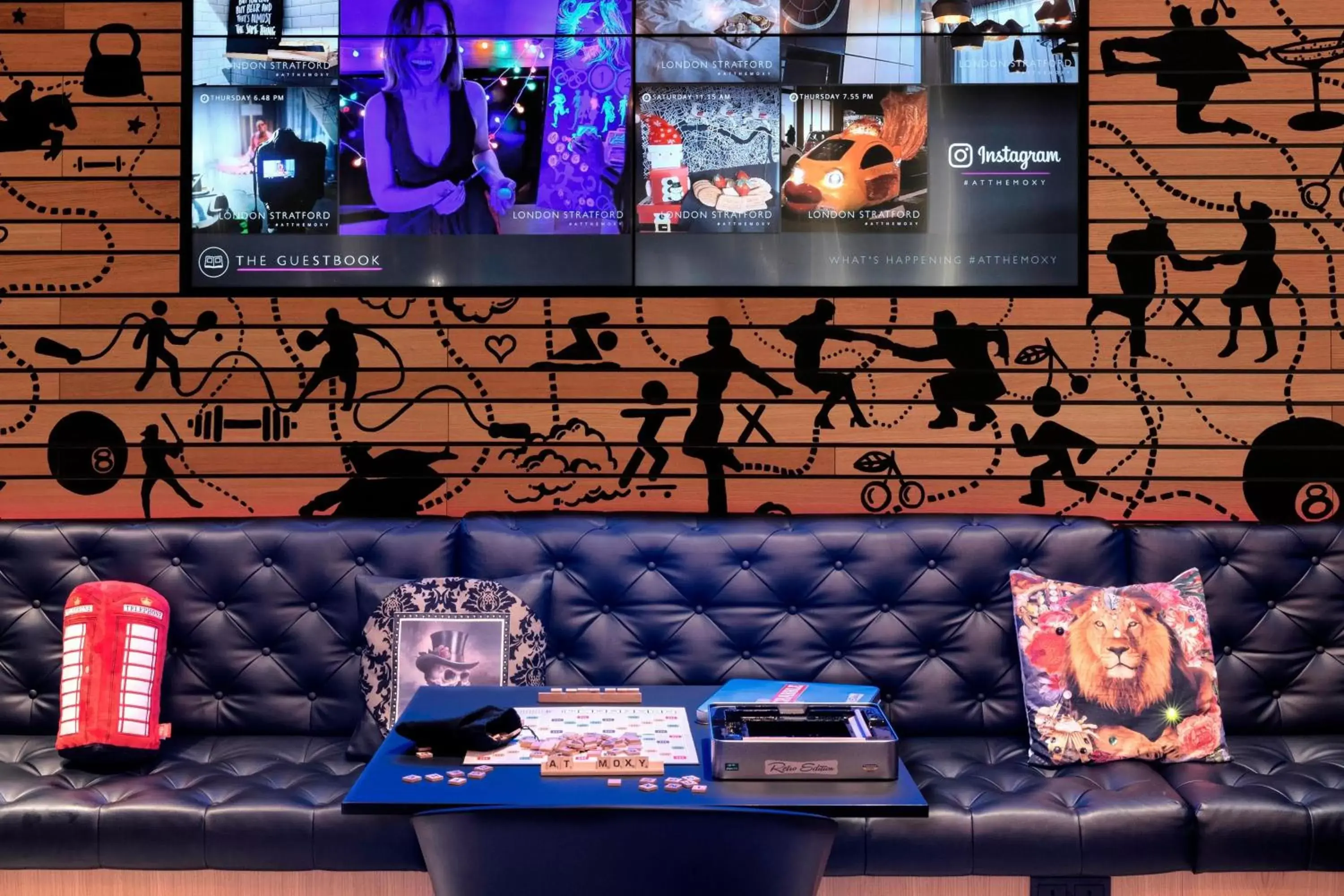 Lobby or reception, TV/Entertainment Center in Moxy London Stratford