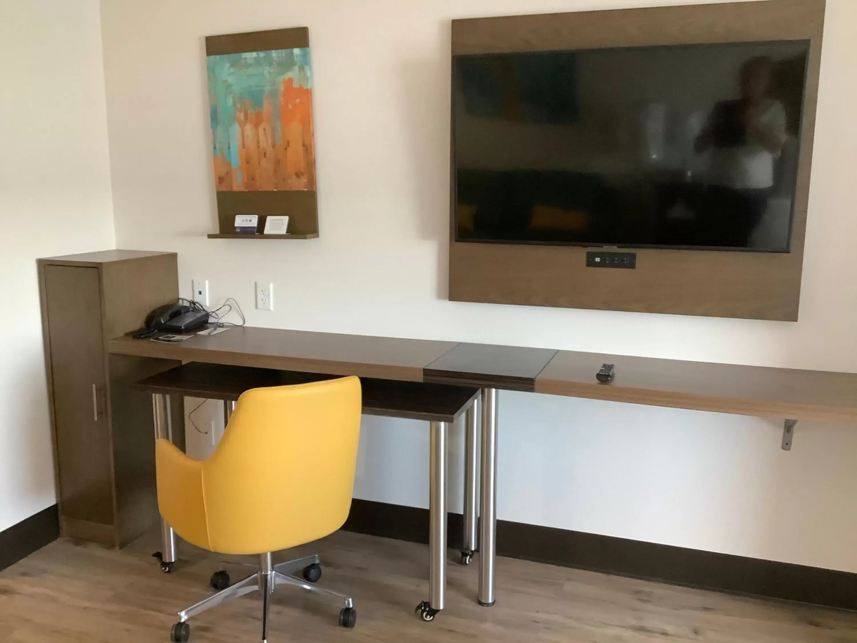 TV and multimedia, TV/Entertainment Center in MainStay Suites Colorado Springs East - Medical Center Area