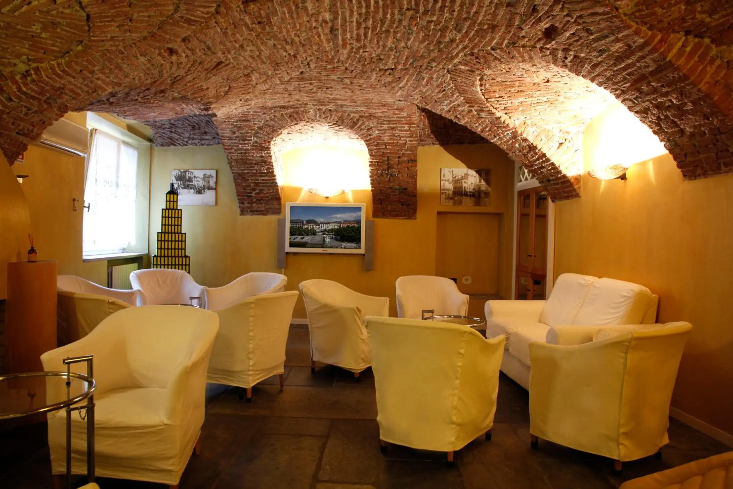 Communal lounge/ TV room, Seating Area in Hotel Ancora