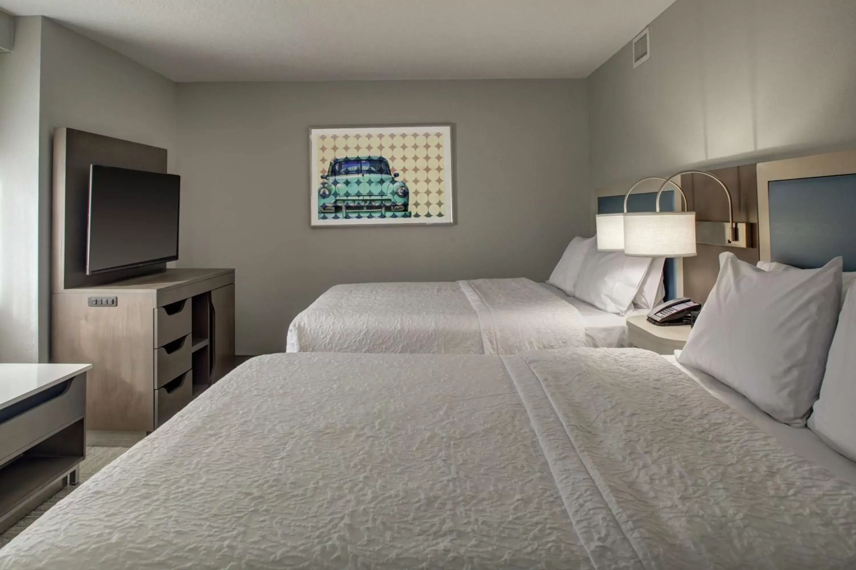 Bed in Hampton Inn & Suites Miami Airport South/Blue Lagoon