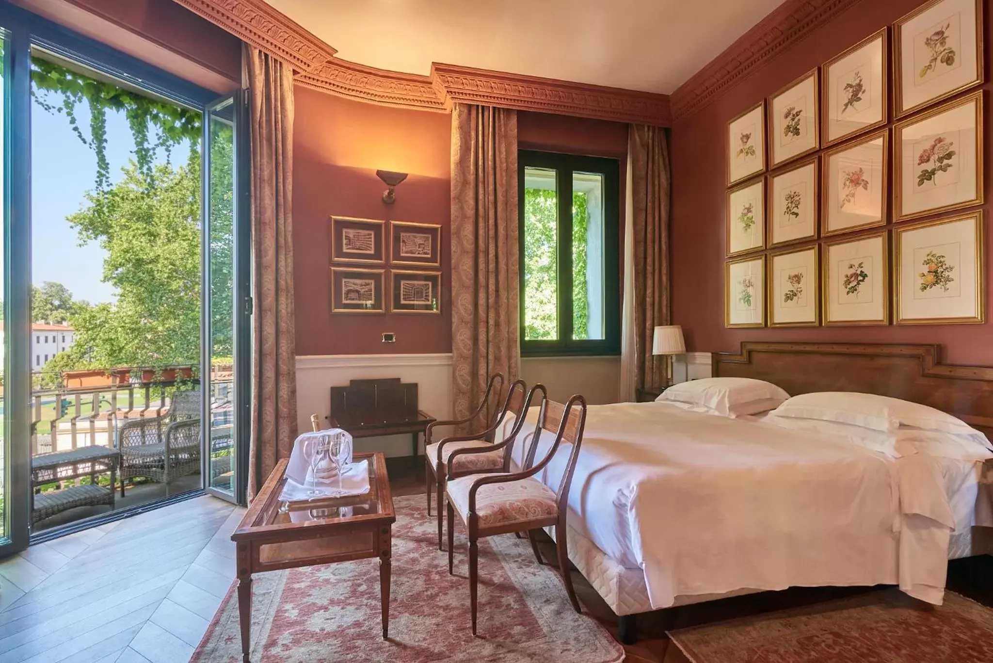 Bed in Hotel de la Ville Monza - Small Luxury Hotels of the World