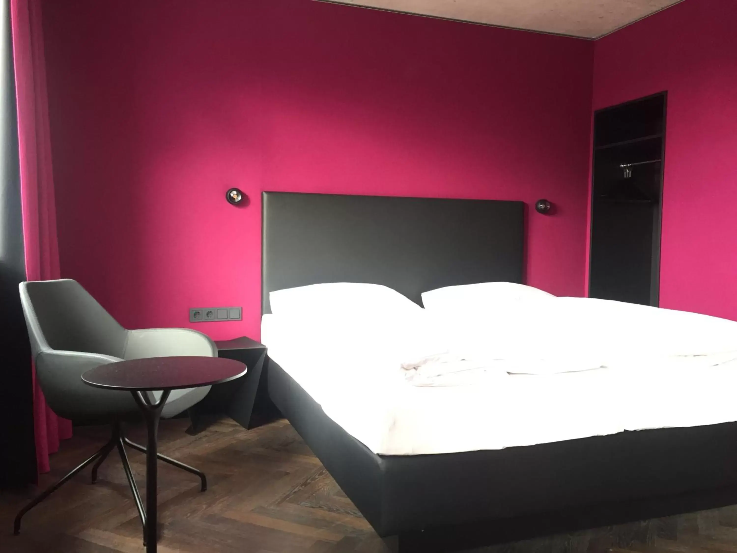 Photo of the whole room, Bed in Roomreich