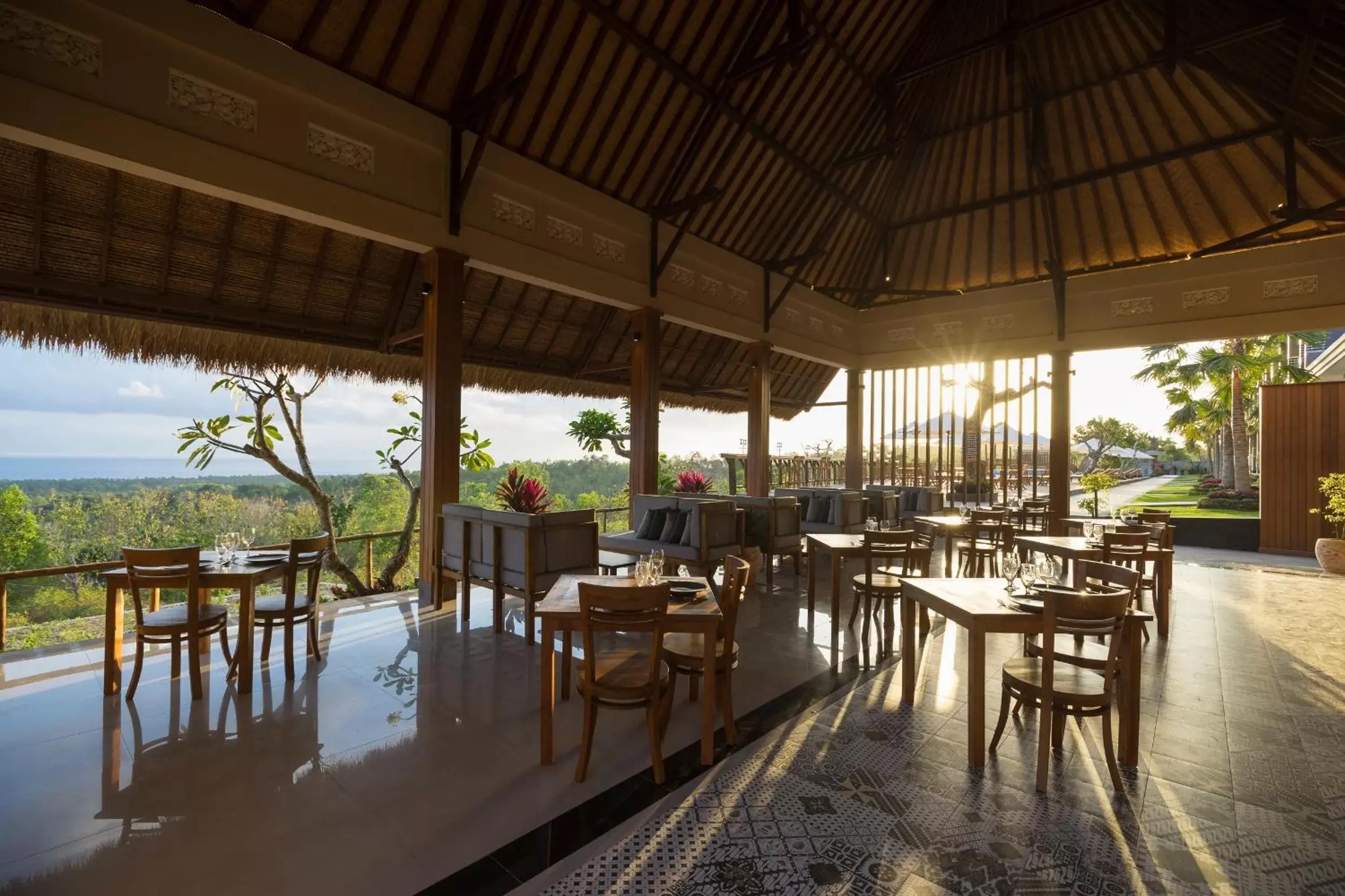 Restaurant/Places to Eat in Semabu Hills Hotel Nusa Penida