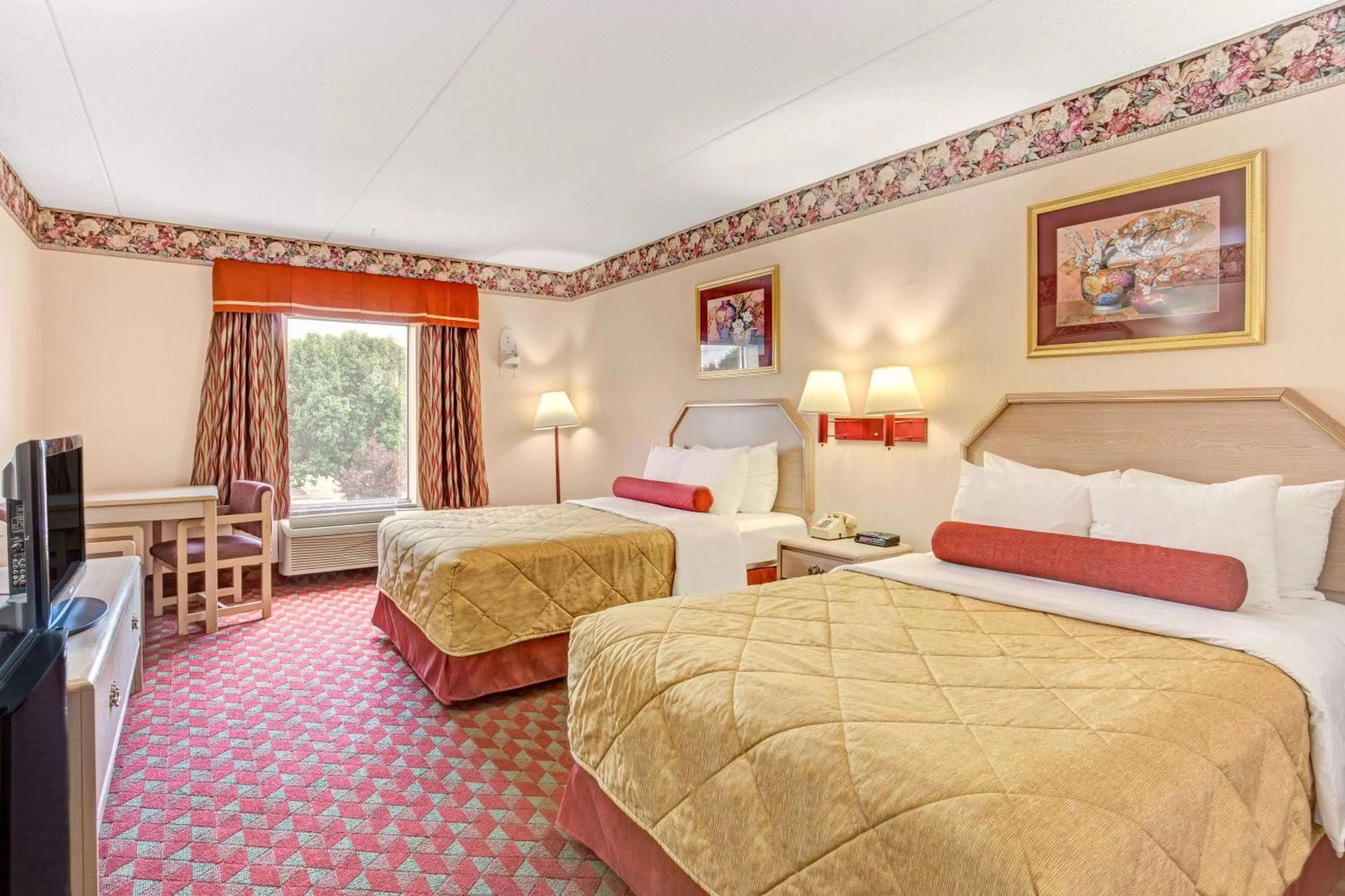 Photo of the whole room, Bed in Ramada by Wyndham Murfreesboro