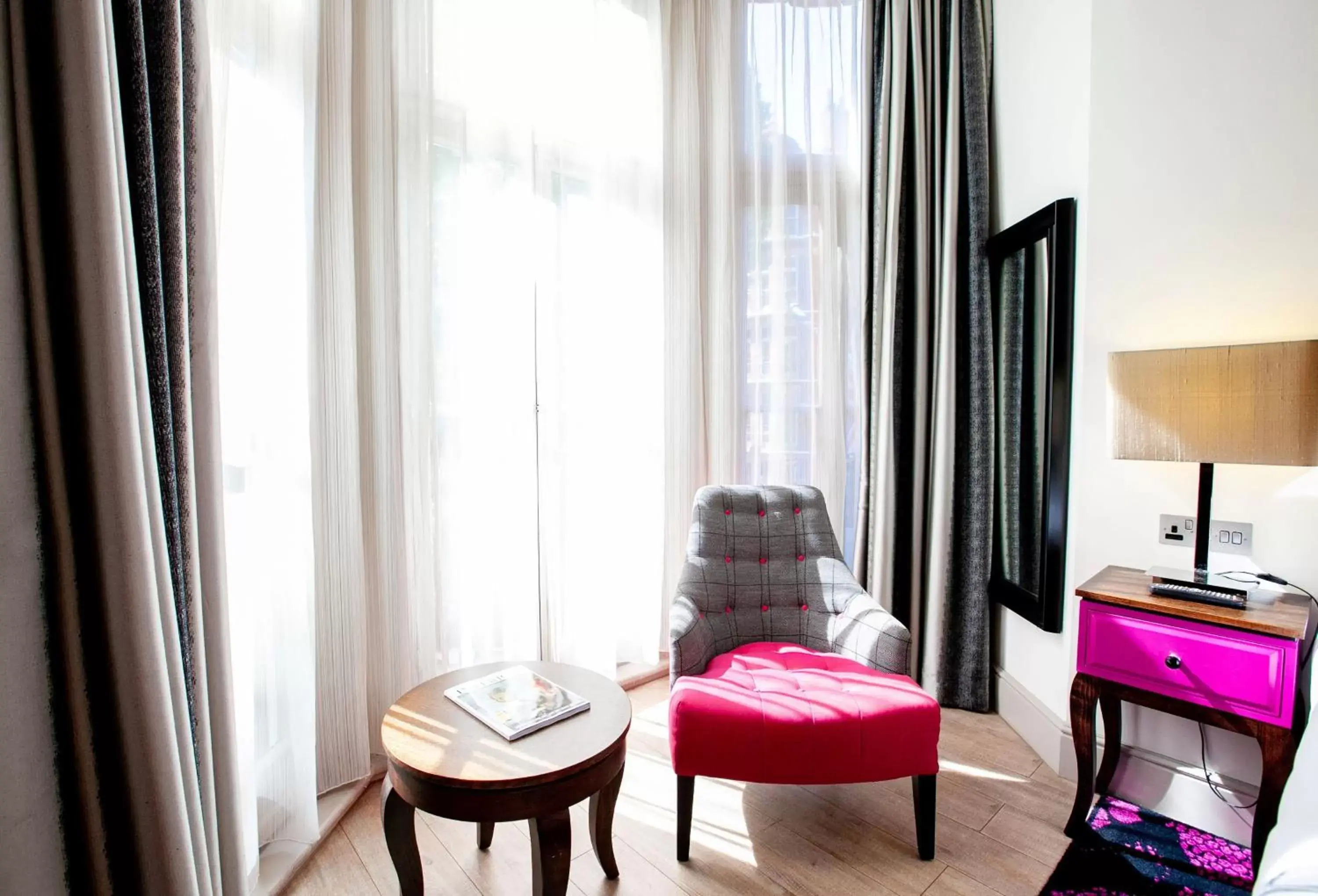 Photo of the whole room, Seating Area in Hotel Indigo London - Kensington, an IHG Hotel