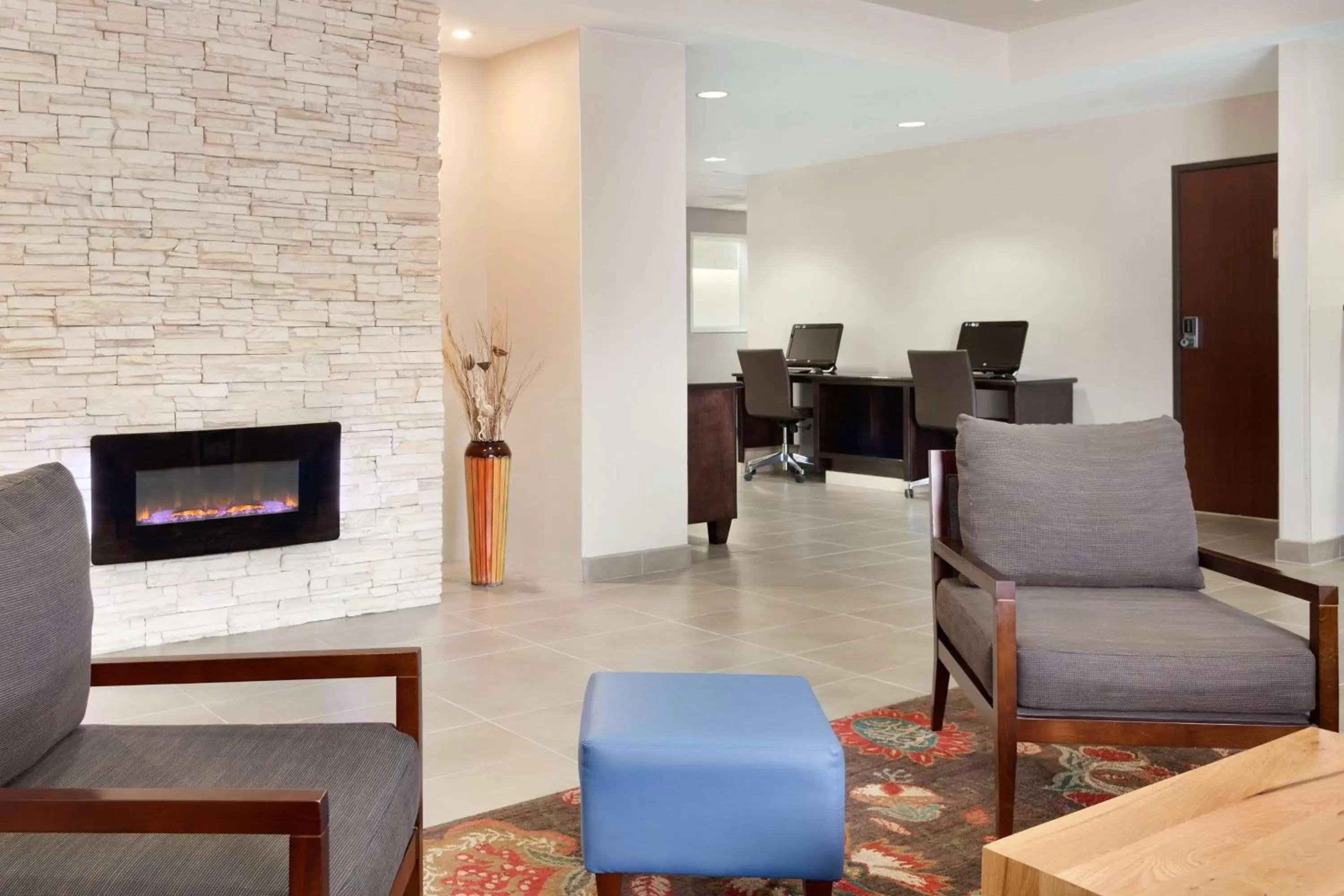 Lobby or reception, TV/Entertainment Center in Country Inn & Suites by Radisson, Fresno North, CA