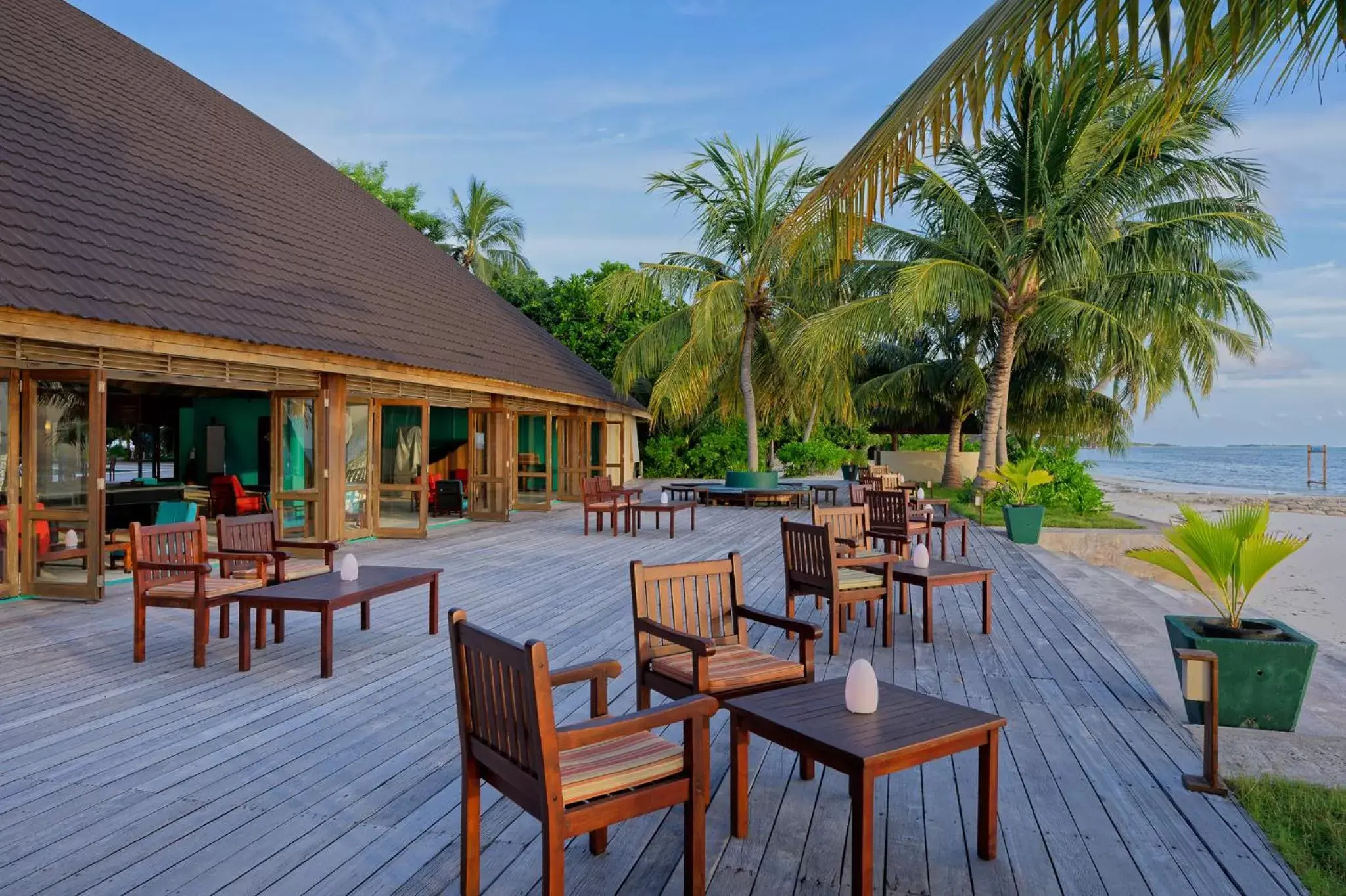 Patio, Restaurant/Places to Eat in Canareef Resort Maldives