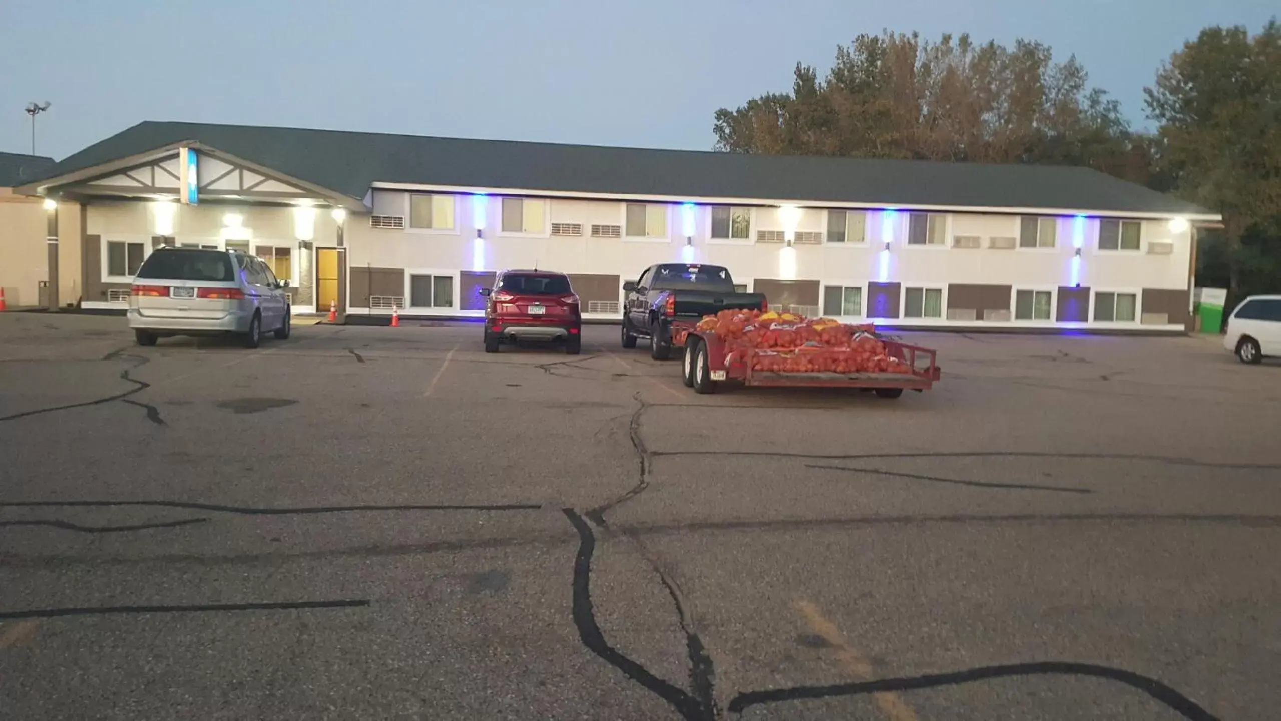 Property building in Faribault Hometown Inn & Suites Property building in Faribault Hometown Inn & Suites