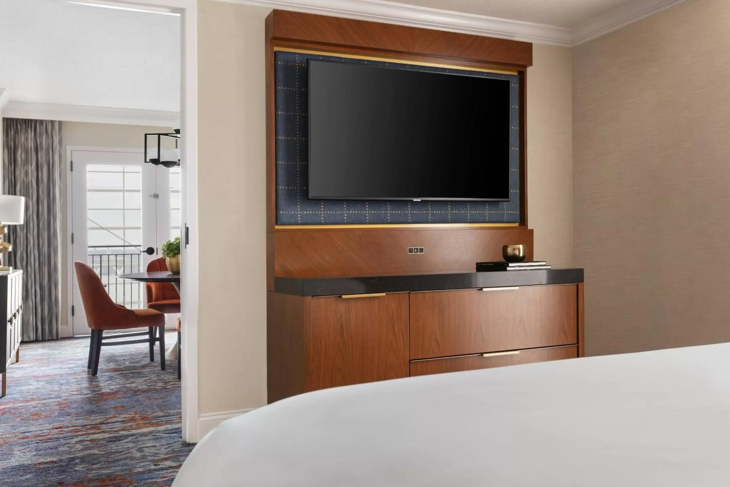 Bedroom, TV/Entertainment Center in Gaylord National Resort & Convention Center