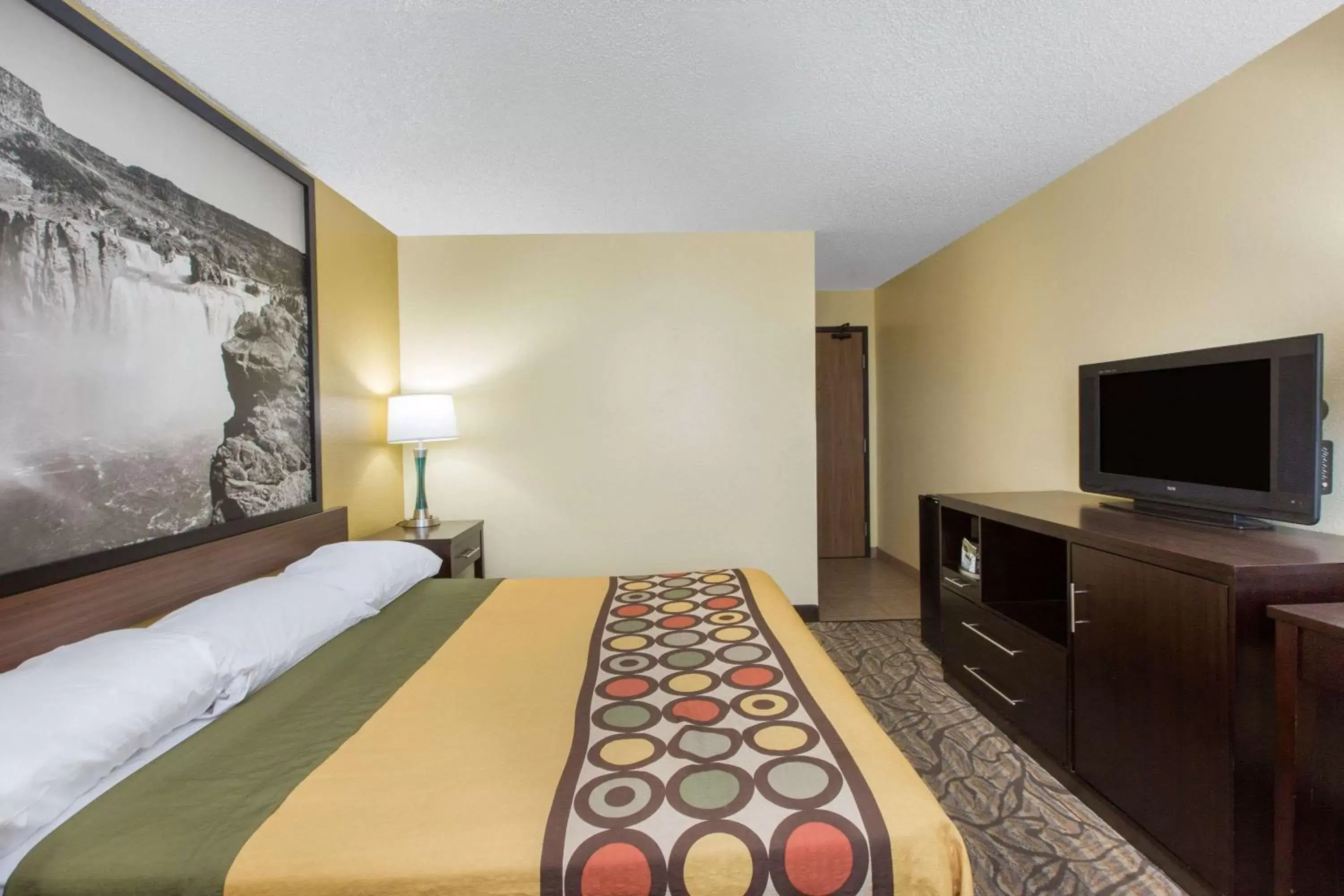 Photo of the whole room, Bed in Super 8 by Wyndham Nampa