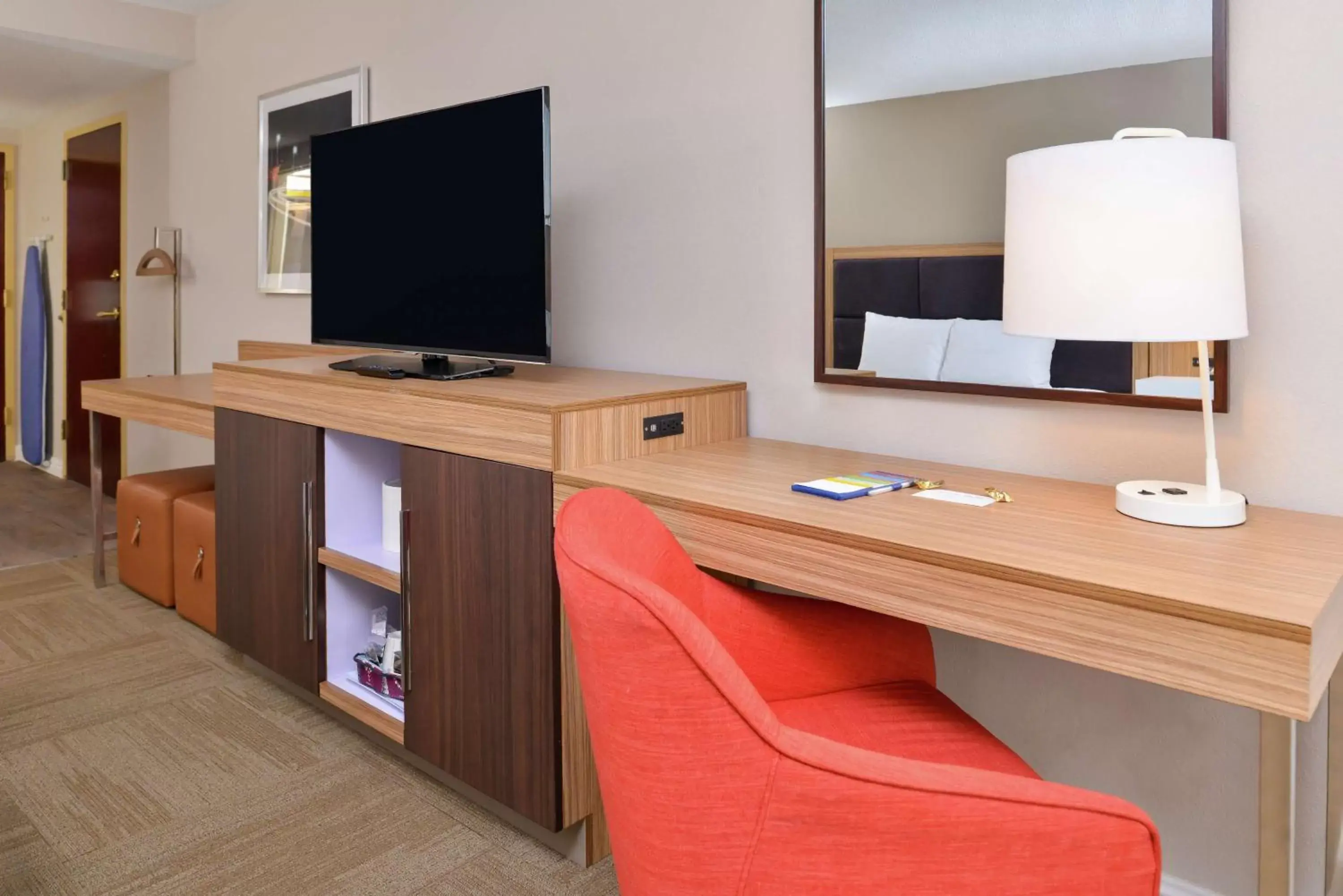 Bedroom, TV/Entertainment Center in Hampton Inn By Hilton Greensboro-East