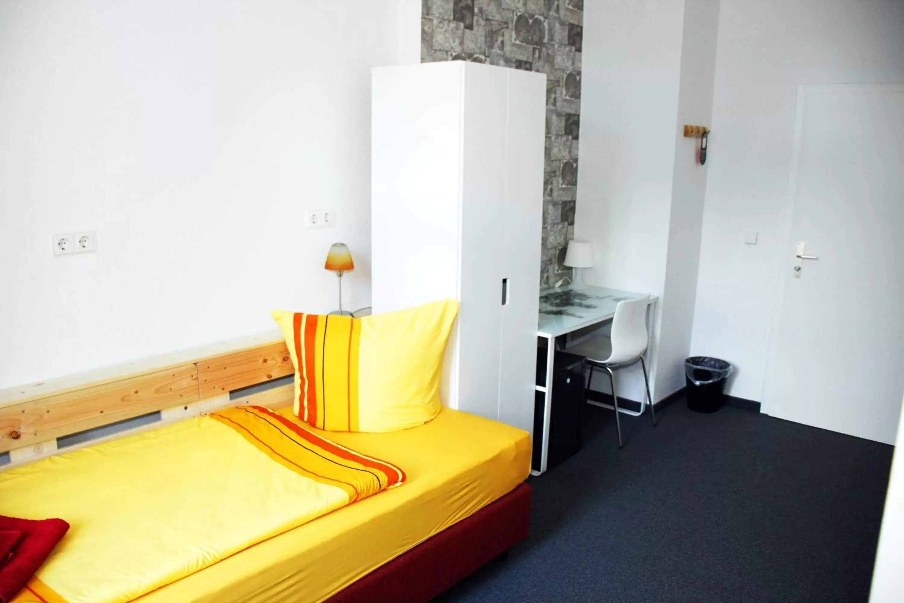 Photo of the whole room, Bed in Botschaft