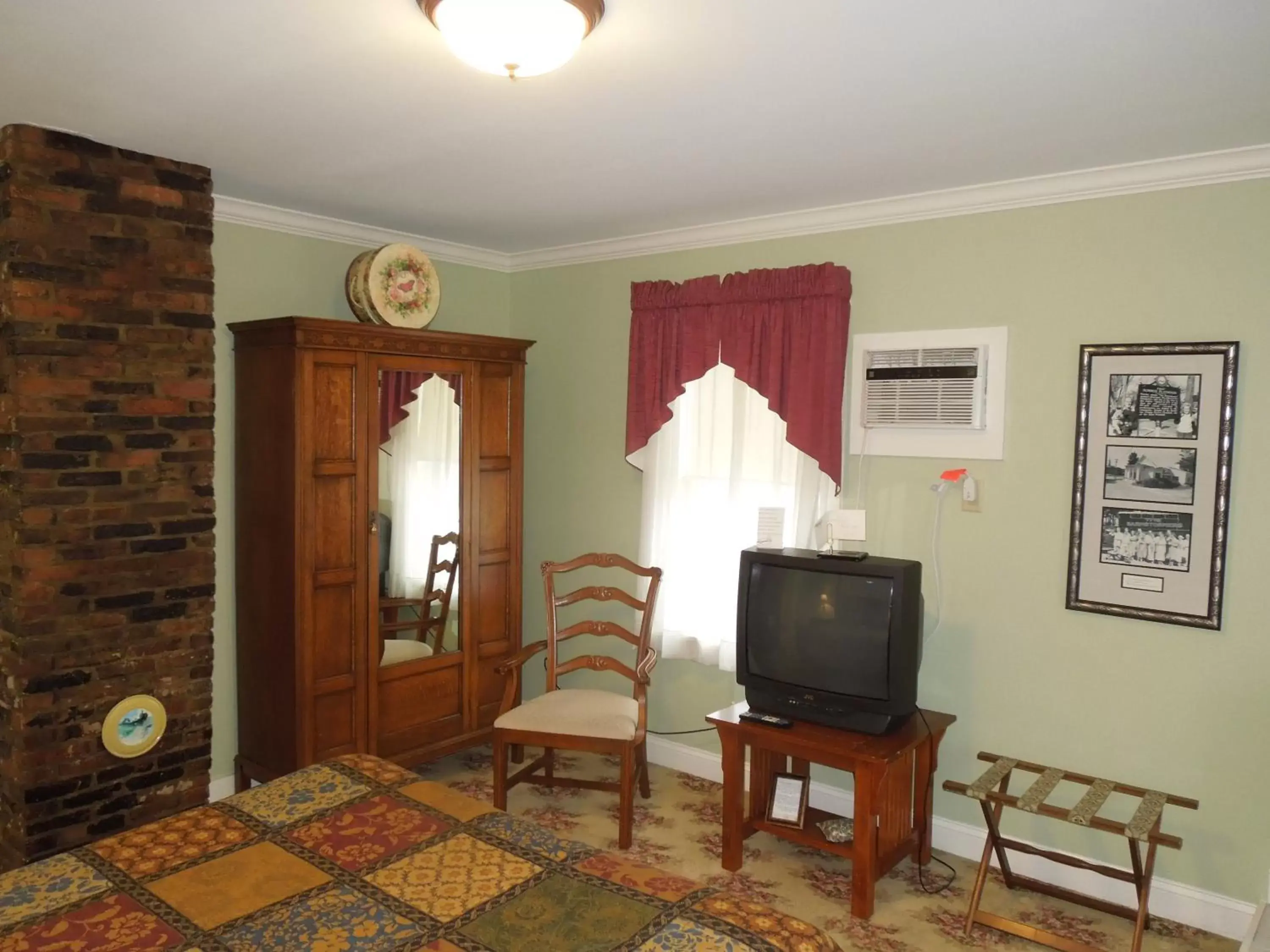 Seating area, TV/Entertainment Center in Kearsarge Inn