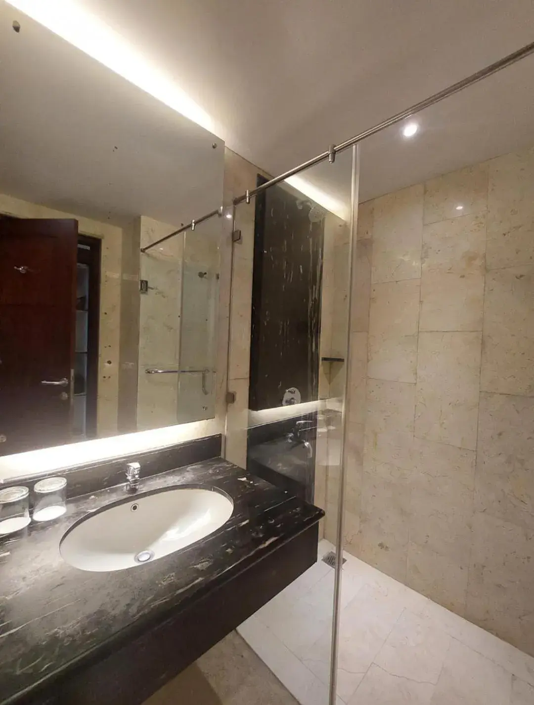 Bathroom in Grand Dafam Q Hotel Banjarbaru || DHM Syariah