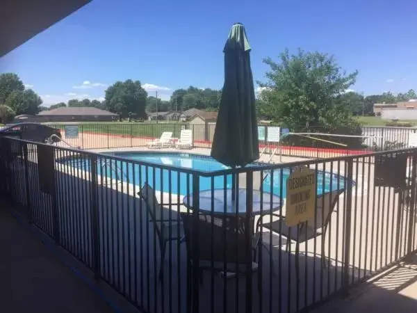 Swimming pool in Quality Inn Siloam Springs West