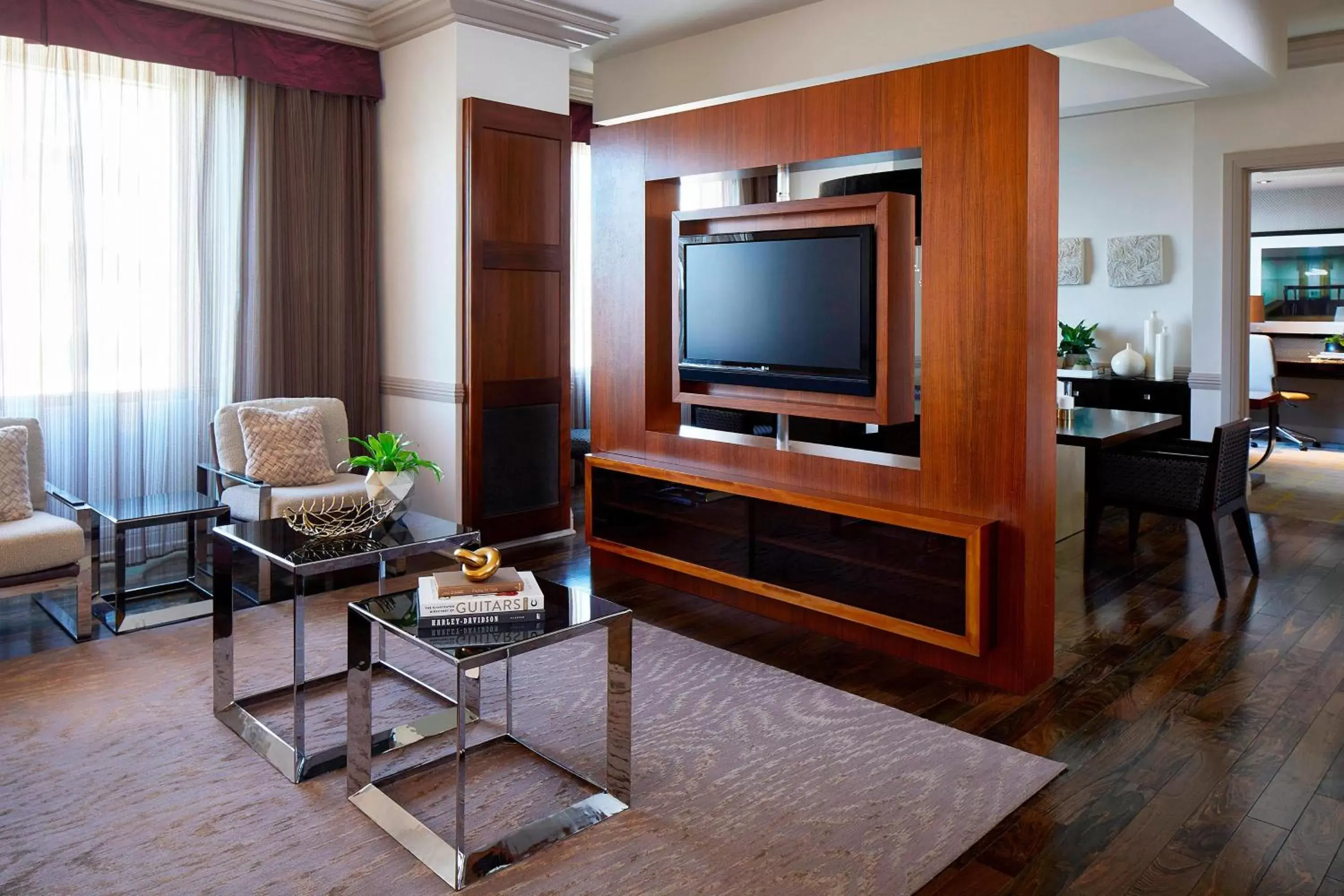 Living room, TV/Entertainment Center in Renaissance Atlanta Midtown Hotel