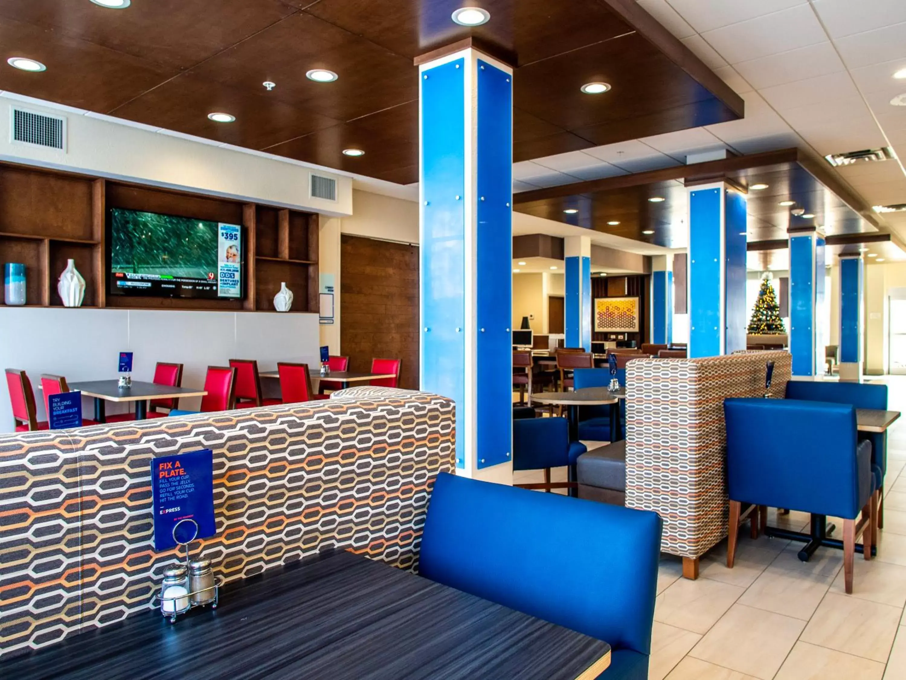 Property building, Restaurant/Places to Eat in Holiday Inn Express & Suites - Oklahoma City Airport, an IHG Hotel