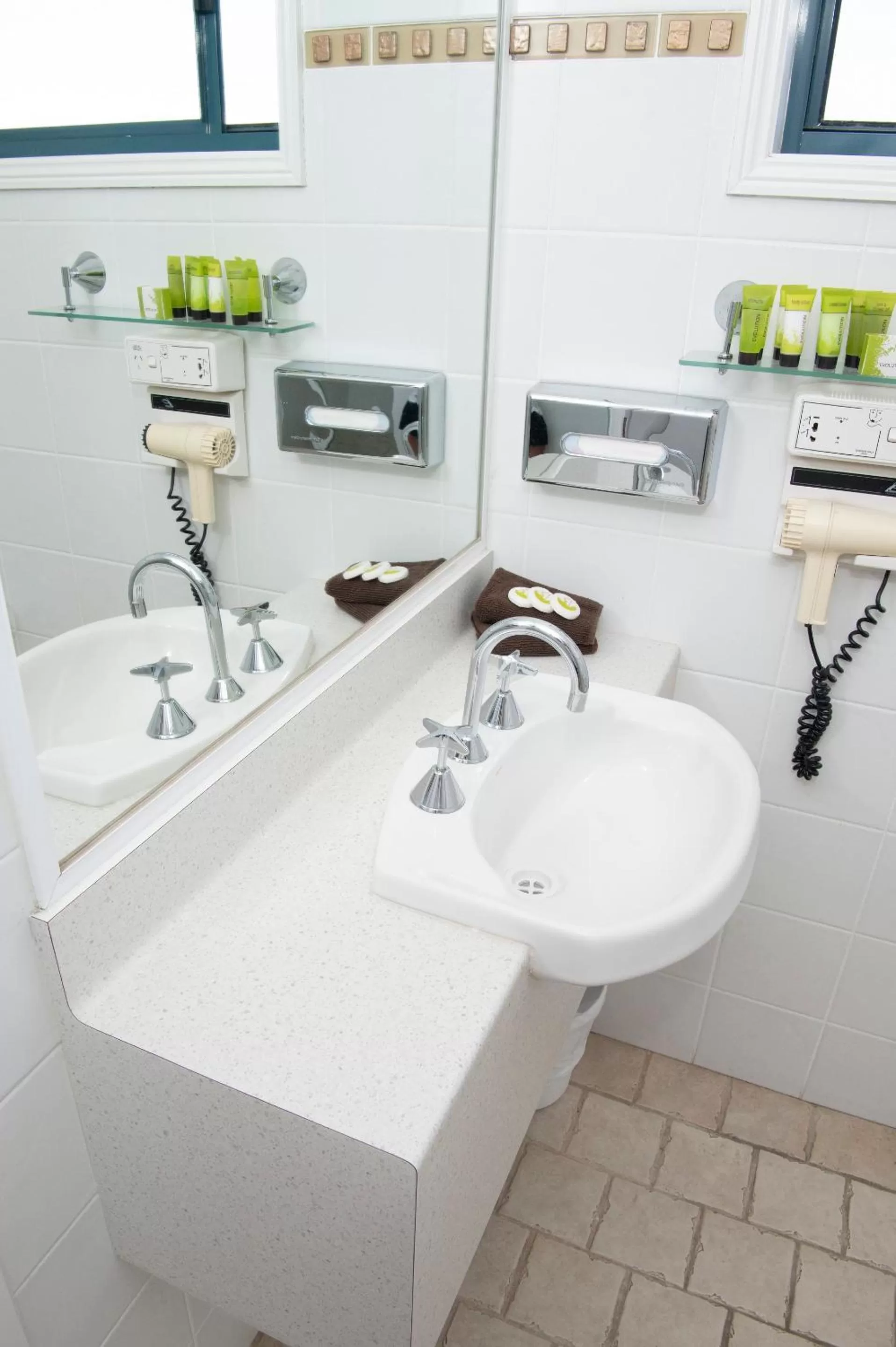 Bathroom in Rockpool Motor Inn