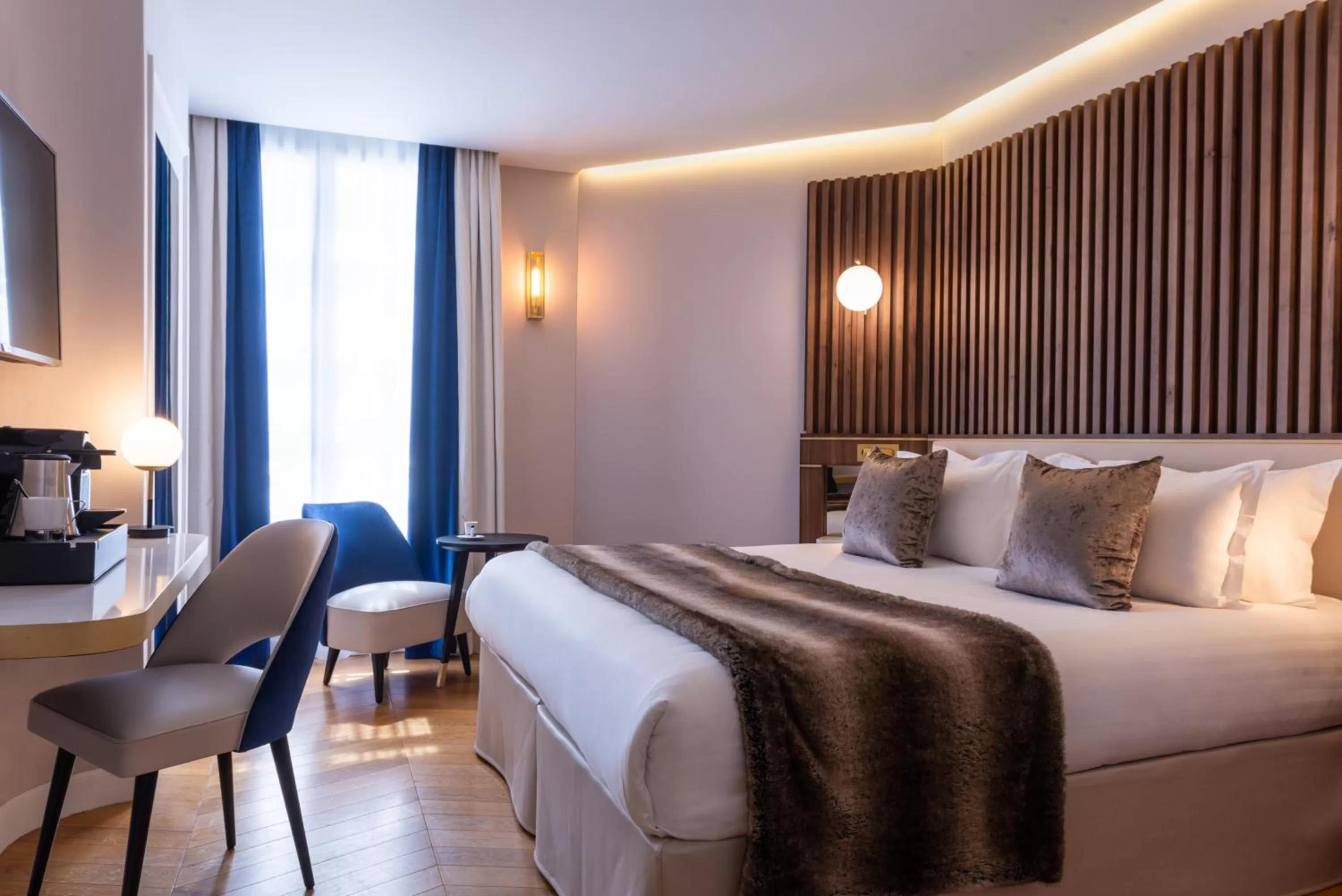 Bedroom, Bed in Lord Byron