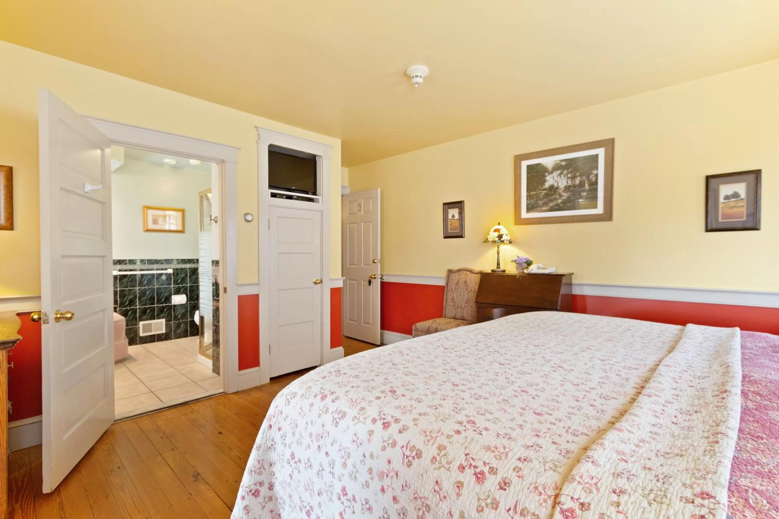 Bedroom, Bed in After Eight Bed and Breakfast