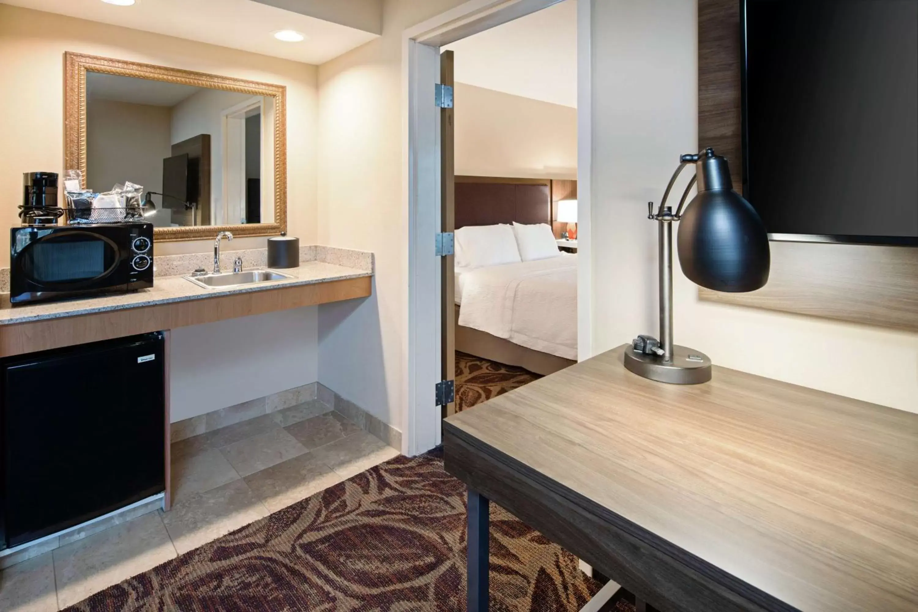 Bed, Kitchen/Kitchenette in Hampton Inn & Suites Bremerton