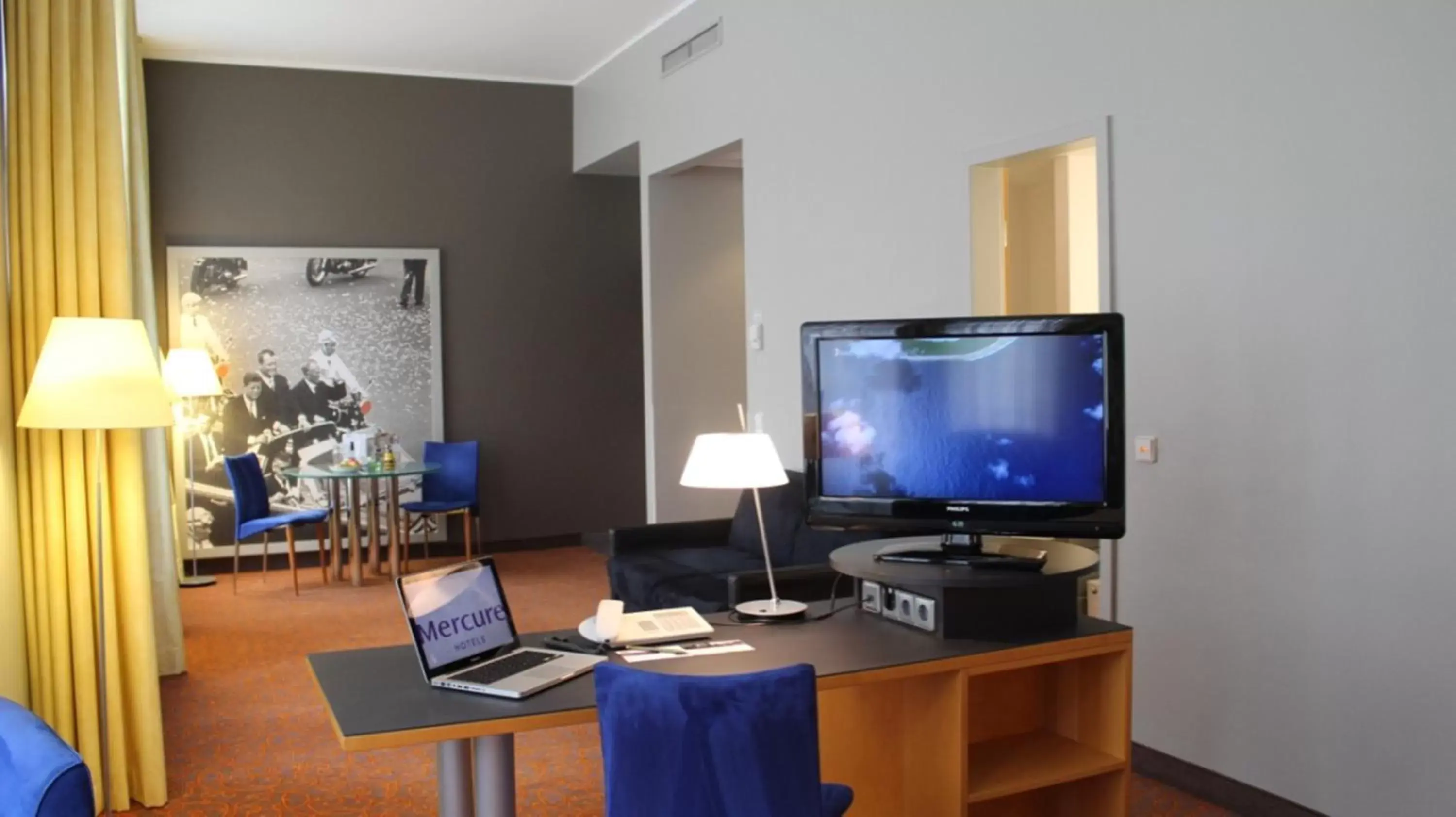 Living room, TV/Entertainment Center in Mercure Hotel & Residenz Berlin Checkpoint Charlie
