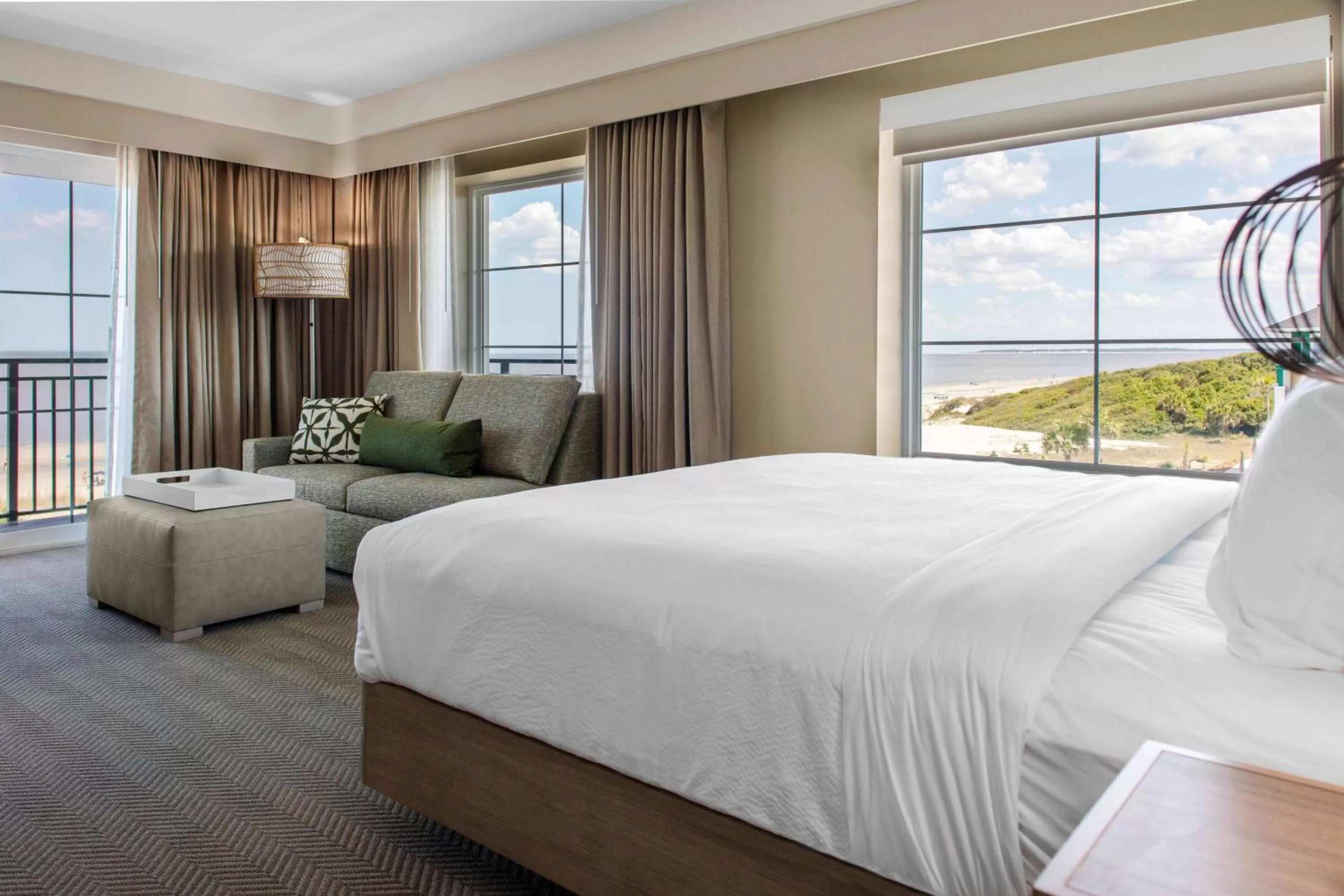 Photo of the whole room, Bed in Courtyard by Marriott Jekyll Island