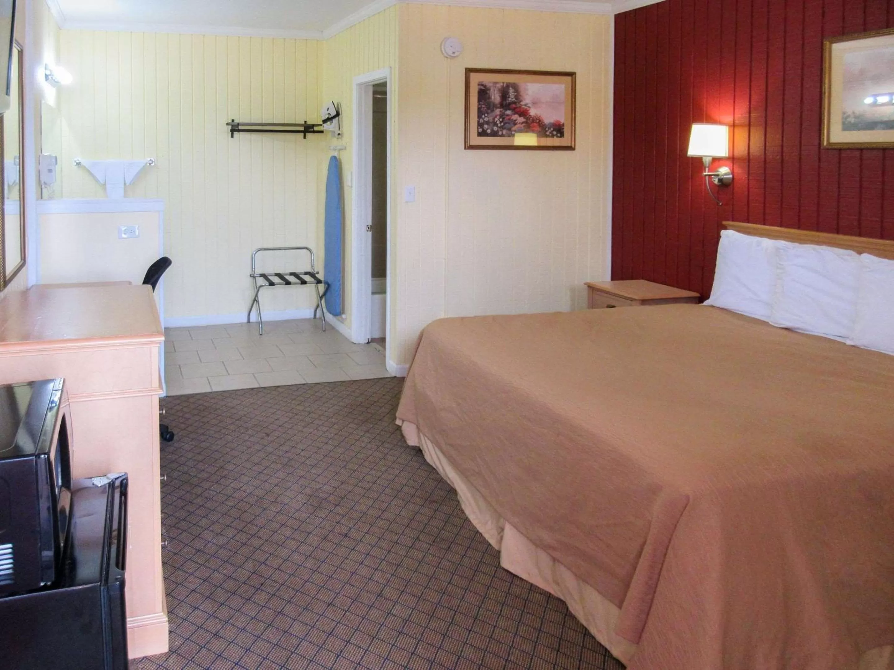 Photo of the whole room, Bed in Rodeway Inn Kansas City Downtown Area