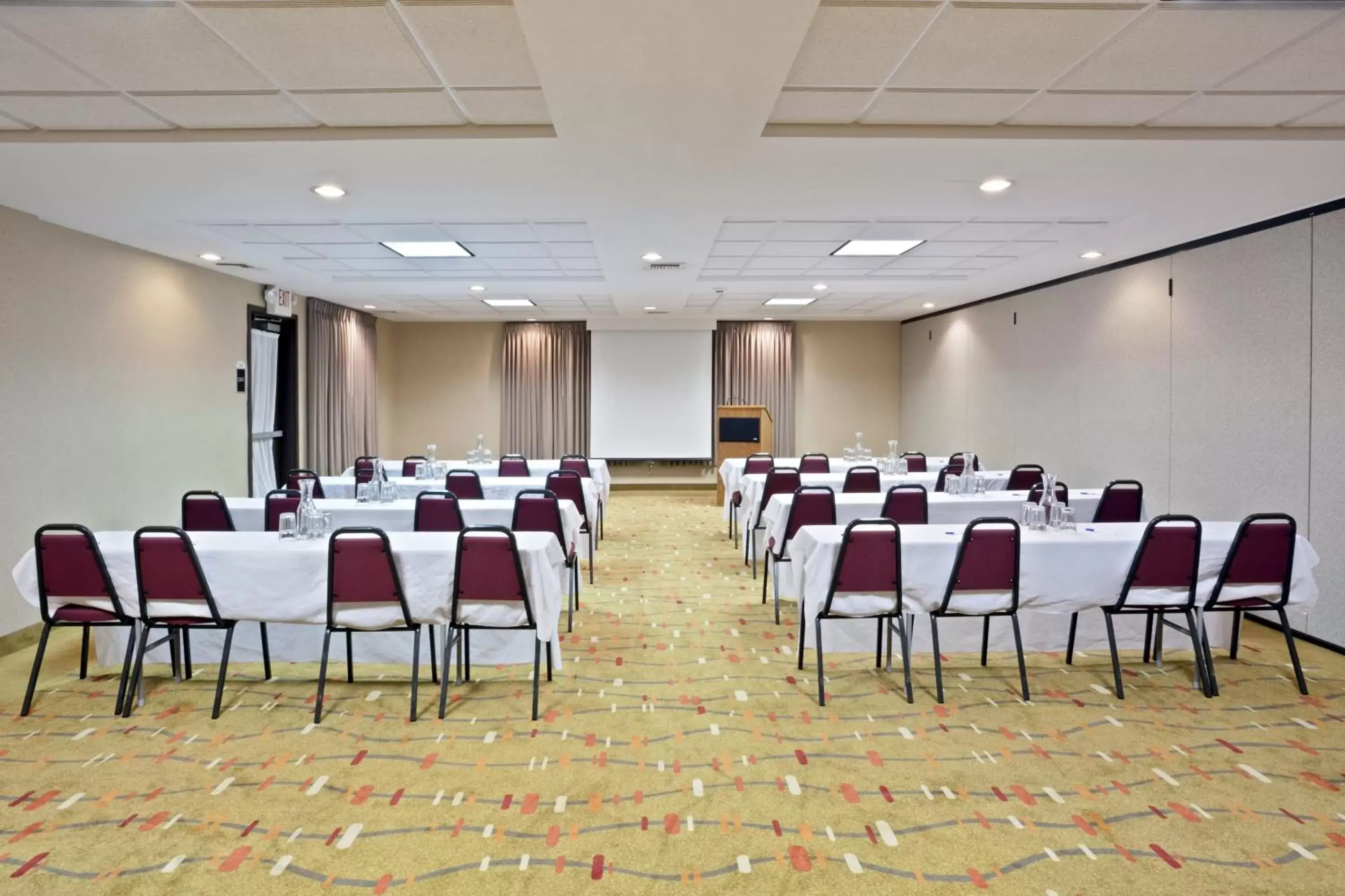 Meeting/conference room in Holiday Inn Express Hotel & Suites Albany, an IHG Hotel