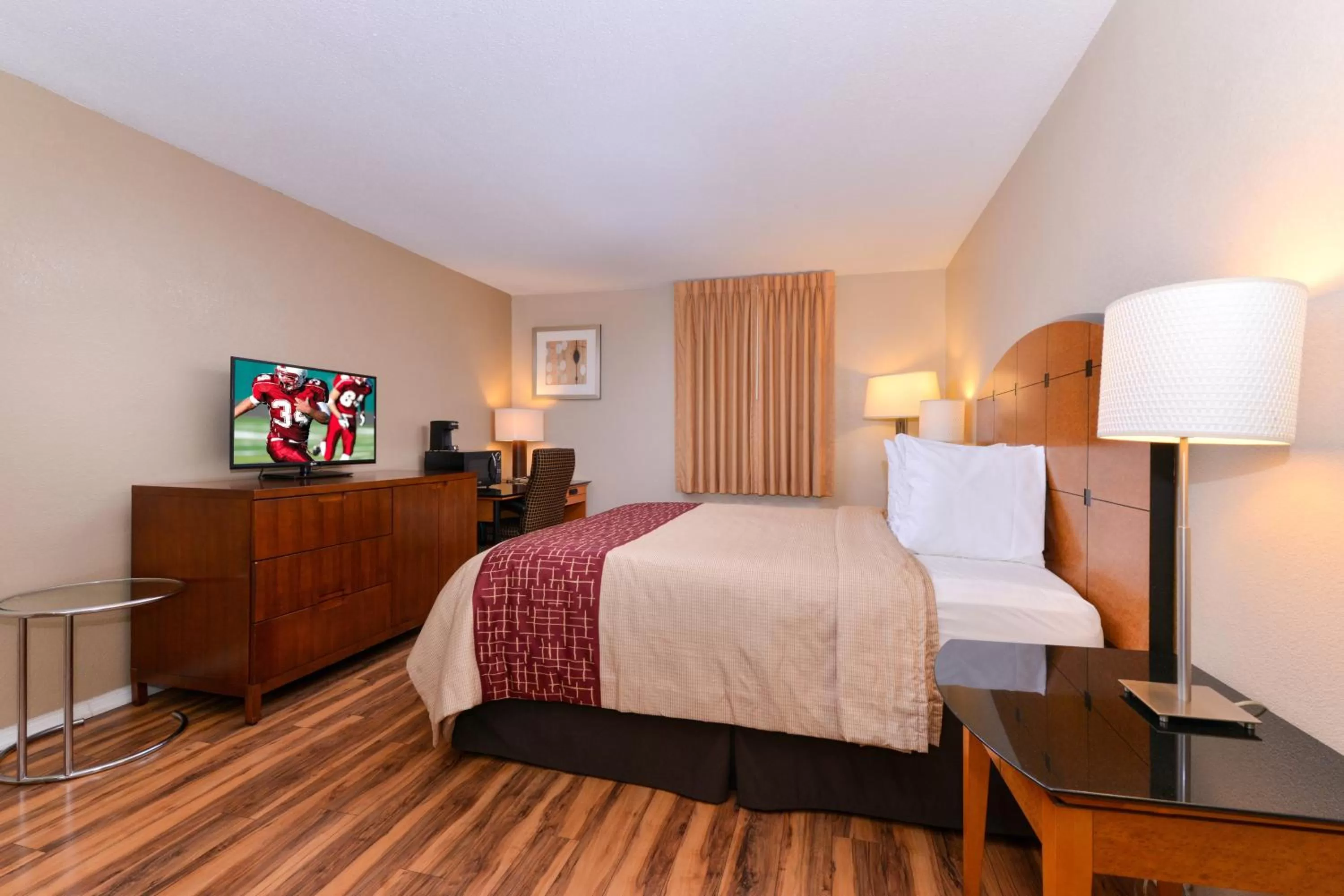 Photo of the whole room, Bed in Red Roof Inn Chambersburg