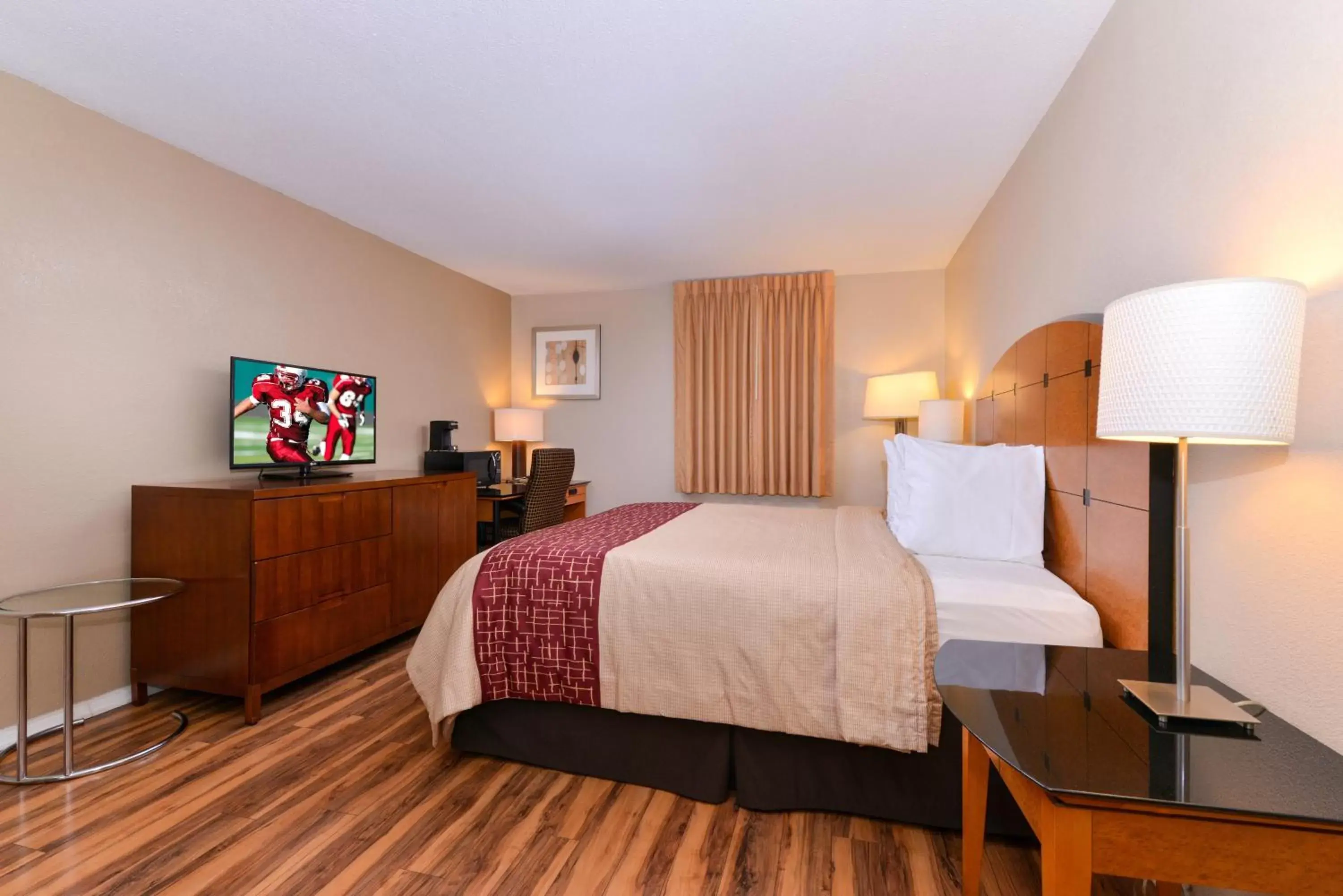 Photo of the whole room, Bed in Red Roof Inn Chambersburg Photo of the whole room, Bed in Red Roof Inn Chambersburg