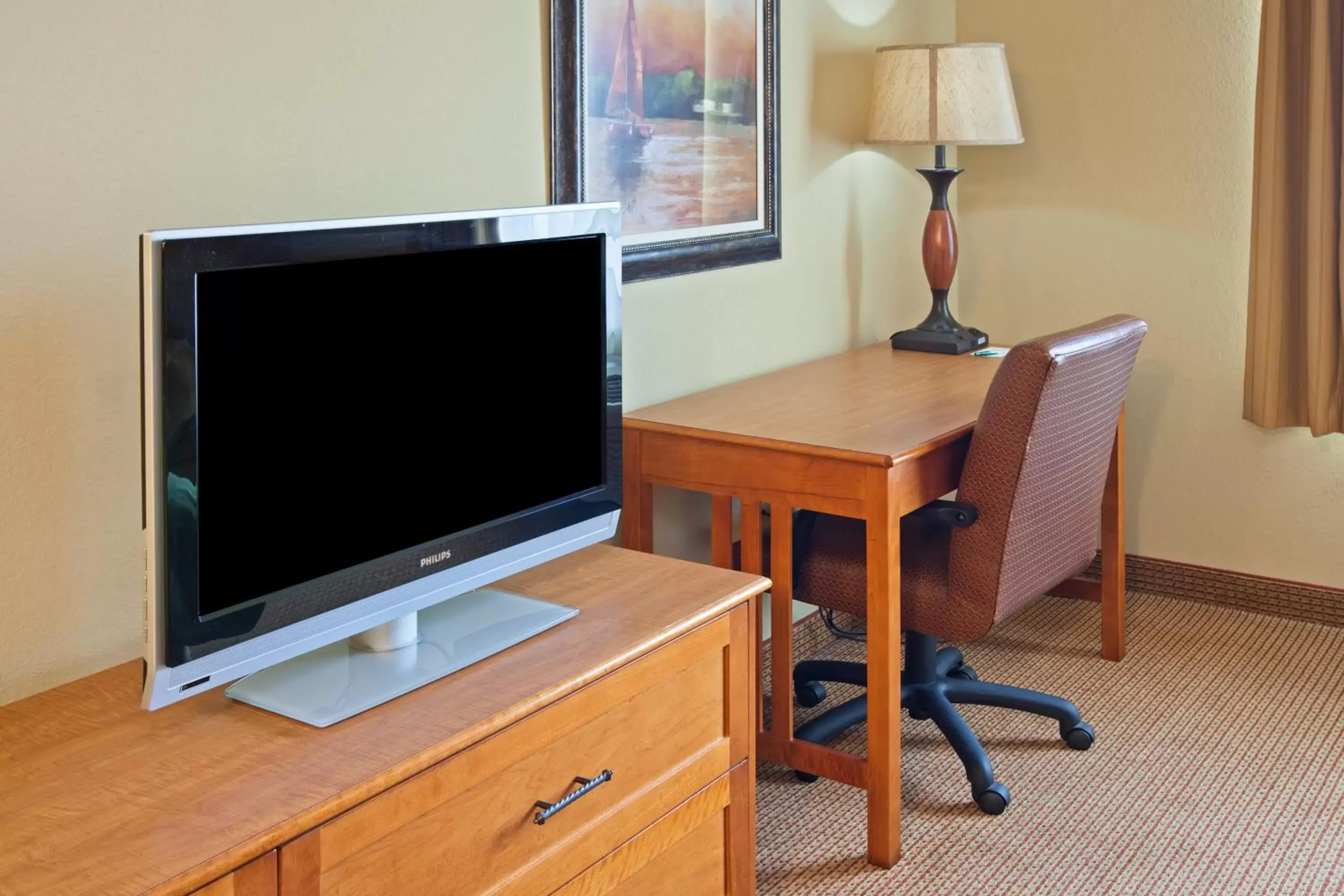 Seating area, TV/Entertainment Center in Country Inn & Suites by Radisson, Portage, IN